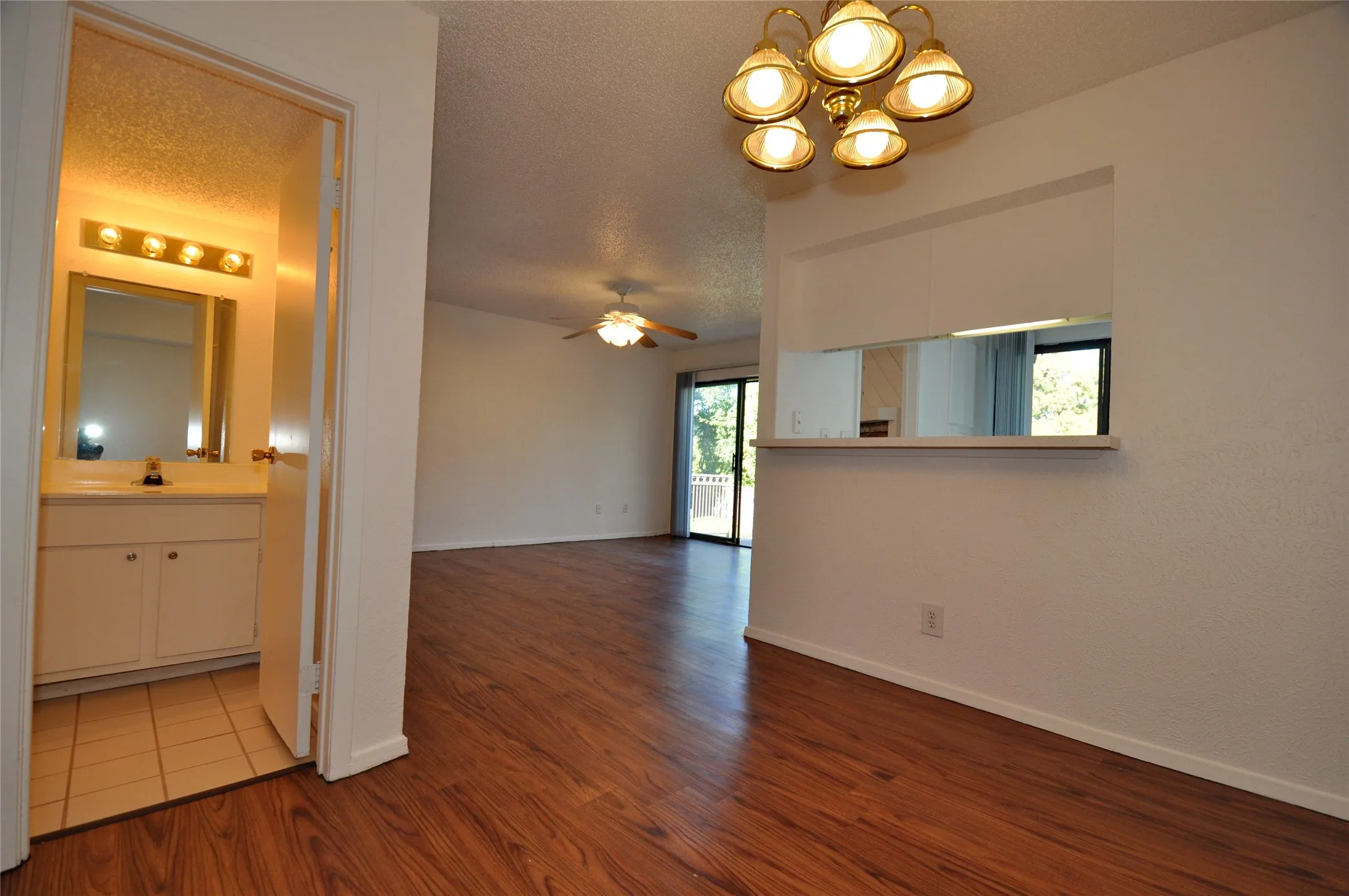 Townhouse For Rent in Dallas County , 2610 Lakehill Lane 3B, Carrollton, Texas 75006, 1 Bedroom, 2 Bathroom, Garage spaces, 962 Sqft, built in 1981, mls#21393174, Real Estate Agent in Carrollton, Homes For Rent in Dallas county, Homes For Rent in Carrollton, Realtor in Carrollton Texas, Real Estate Brokerage Independent Realty Texas, Luminita Cordes Realtor