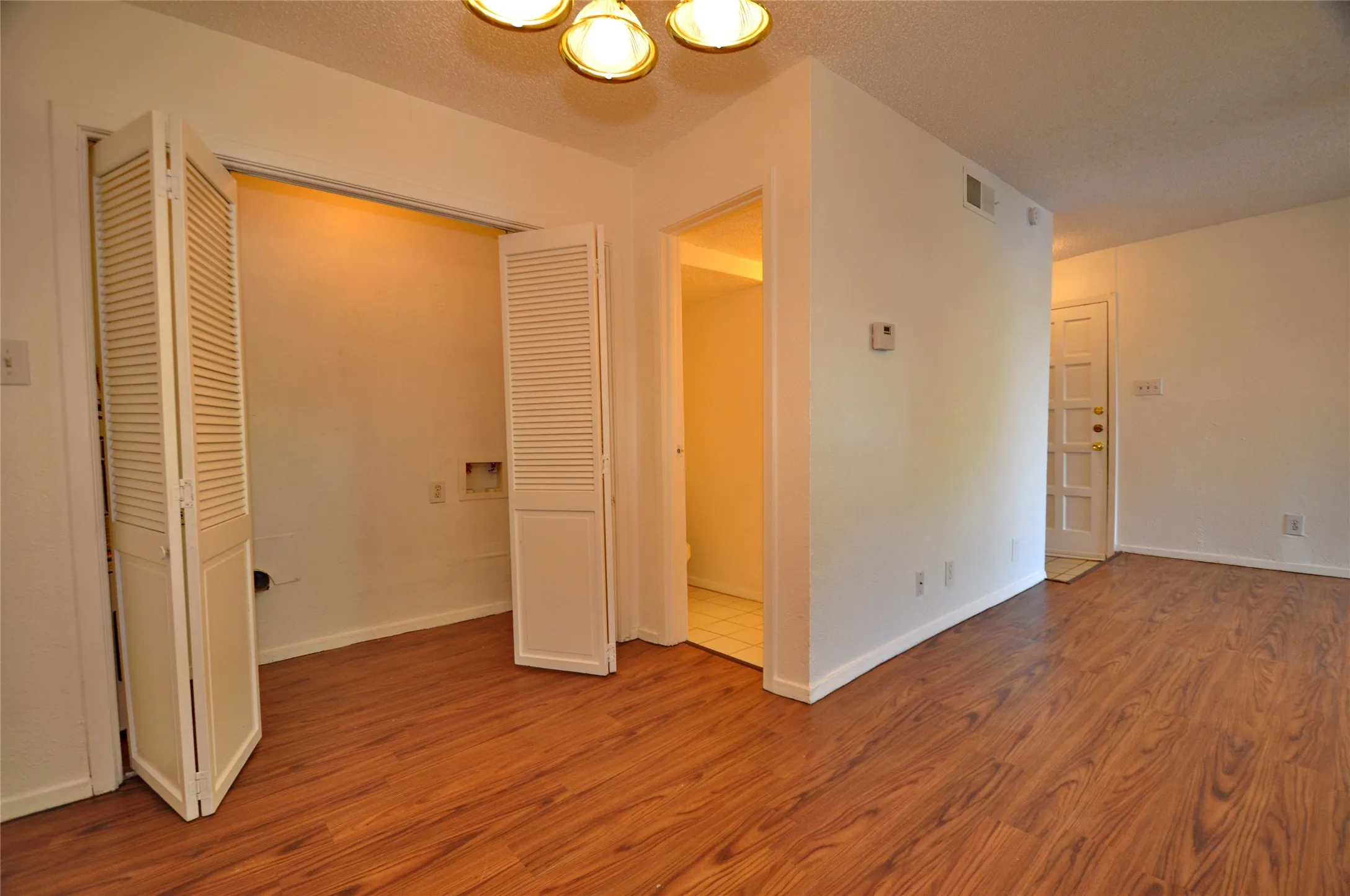 Townhouse For Rent in Dallas County , 2610 Lakehill Lane 3B, Carrollton, Texas 75006, 1 Bedroom, 2 Bathroom, Garage spaces, 962 Sqft, built in 1981, mls#21393174, Real Estate Agent in Carrollton, Homes For Rent in Dallas county, Homes For Rent in Carrollton, Realtor in Carrollton Texas, Real Estate Brokerage Independent Realty Texas, Luminita Cordes Realtor