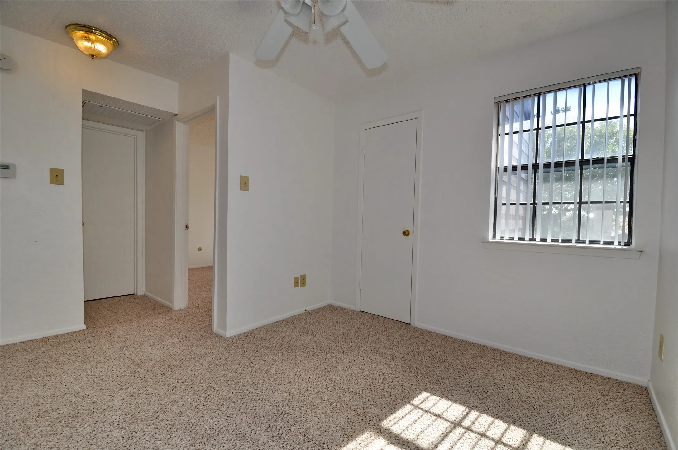 Townhouse For Rent in Dallas County , 2610 Lakehill Lane 3B, Carrollton, Texas 75006, 1 Bedroom, 2 Bathroom, Garage spaces, 962 Sqft, built in 1981, mls#21393174, Real Estate Agent in Carrollton, Homes For Rent in Dallas county, Homes For Rent in Carrollton, Realtor in Carrollton Texas, Real Estate Brokerage Independent Realty Texas, Luminita Cordes Realtor