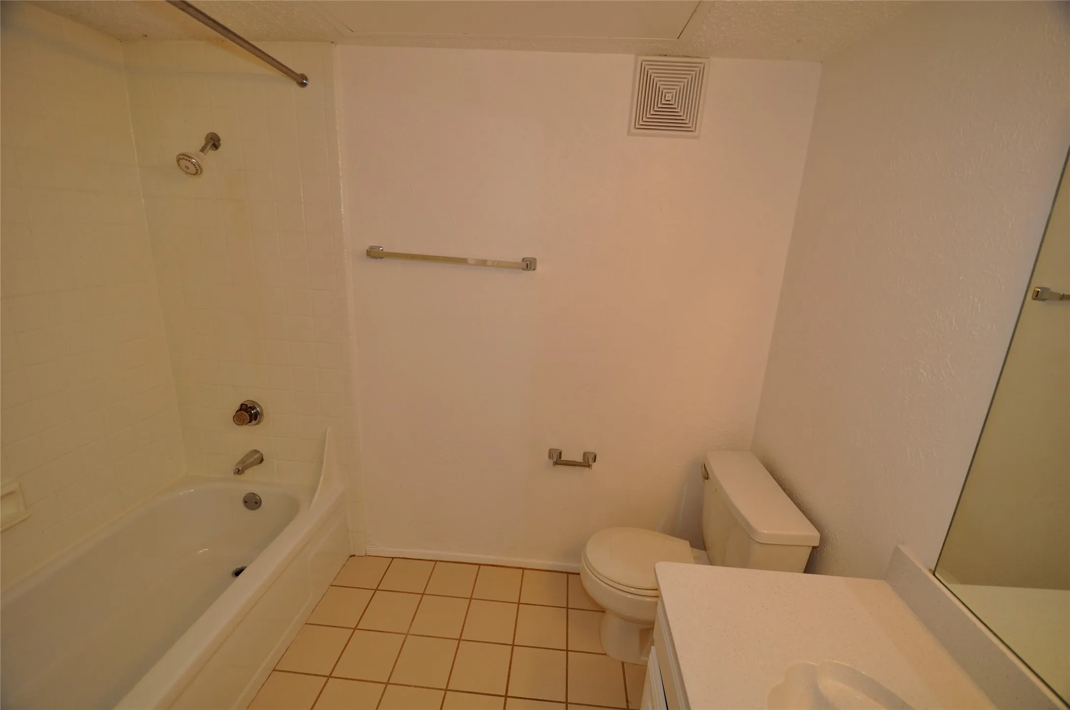 Townhouse For Rent in Dallas County , 2610 Lakehill Lane 3B, Carrollton, Texas 75006, 1 Bedroom, 2 Bathroom, Garage spaces, 962 Sqft, built in 1981, mls#21393174, Real Estate Agent in Carrollton, Homes For Rent in Dallas county, Homes For Rent in Carrollton, Realtor in Carrollton Texas, Real Estate Brokerage Independent Realty Texas, Luminita Cordes Realtor