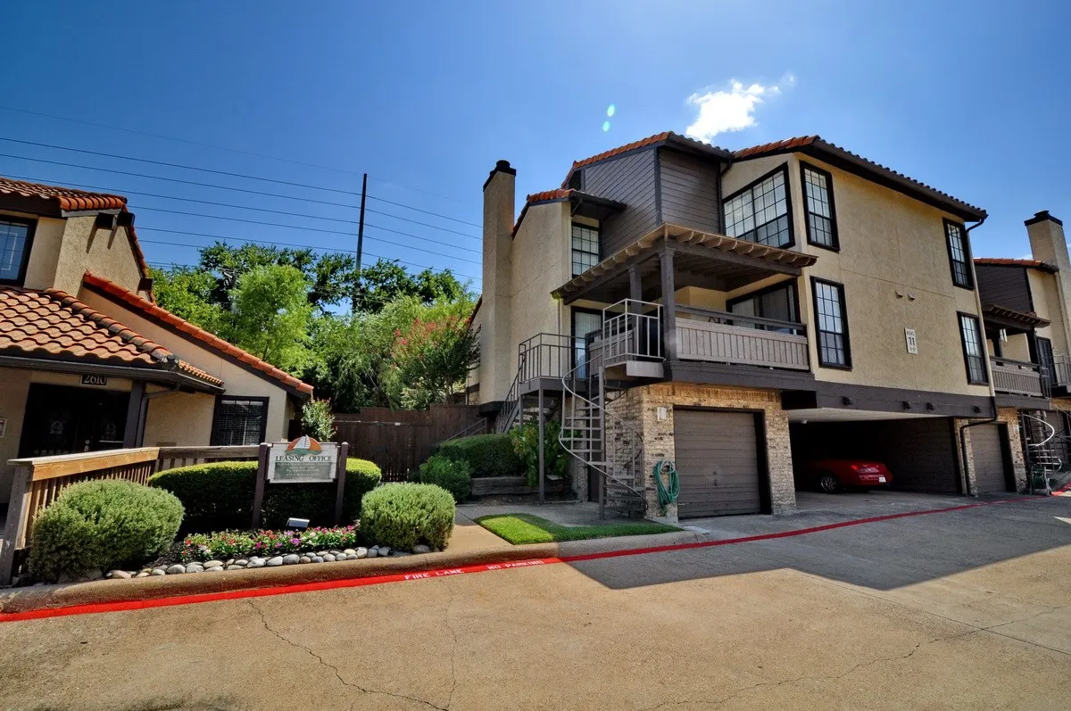 Townhouse For Rent in Dallas County , 2610 Lakehill Lane 3B, Carrollton, Texas 75006, 1 Bedroom, 2 Bathroom, Garage spaces, 962 Sqft, built in 1981, mls#21393174, Real Estate Agent in Carrollton, Homes For Rent in Dallas county, Homes For Rent in Carrollton, Realtor in Carrollton Texas, Real Estate Brokerage Independent Realty Texas, Luminita Cordes Realtor