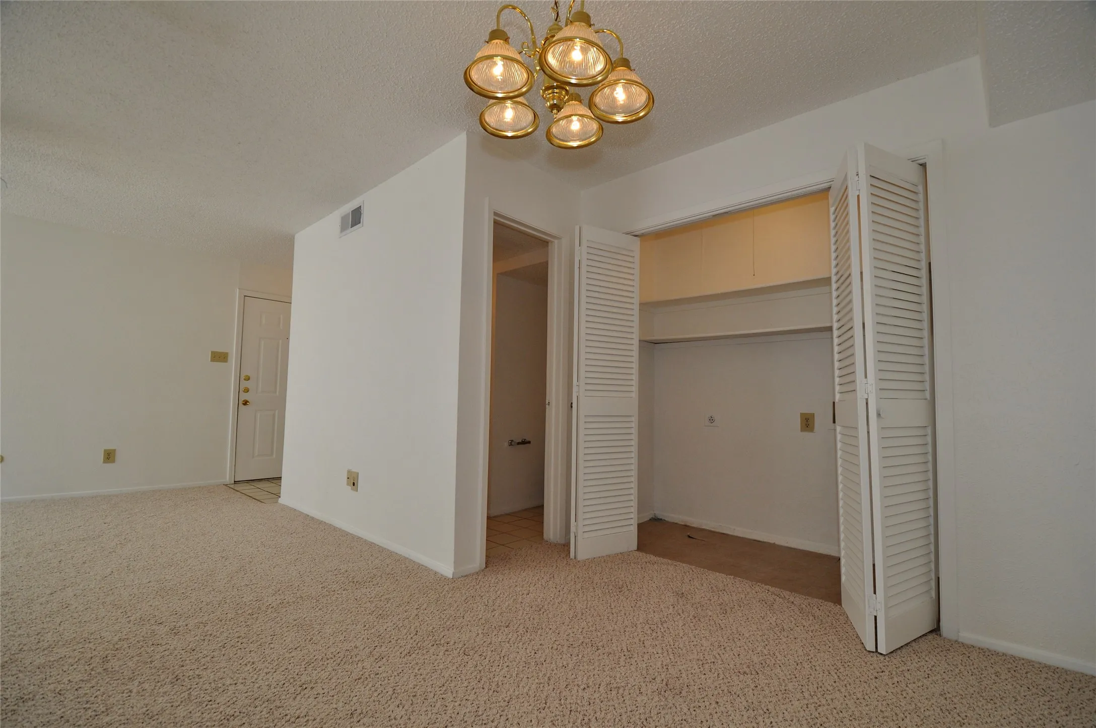 Townhouse For Rent in Dallas County , 2610 Lakehill Lane 3B, Carrollton, Texas 75006, 1 Bedroom, 2 Bathroom, Garage spaces, 962 Sqft, built in 1981, mls#21393174, Real Estate Agent in Carrollton, Homes For Rent in Dallas county, Homes For Rent in Carrollton, Realtor in Carrollton Texas, Real Estate Brokerage Independent Realty Texas, Luminita Cordes Realtor