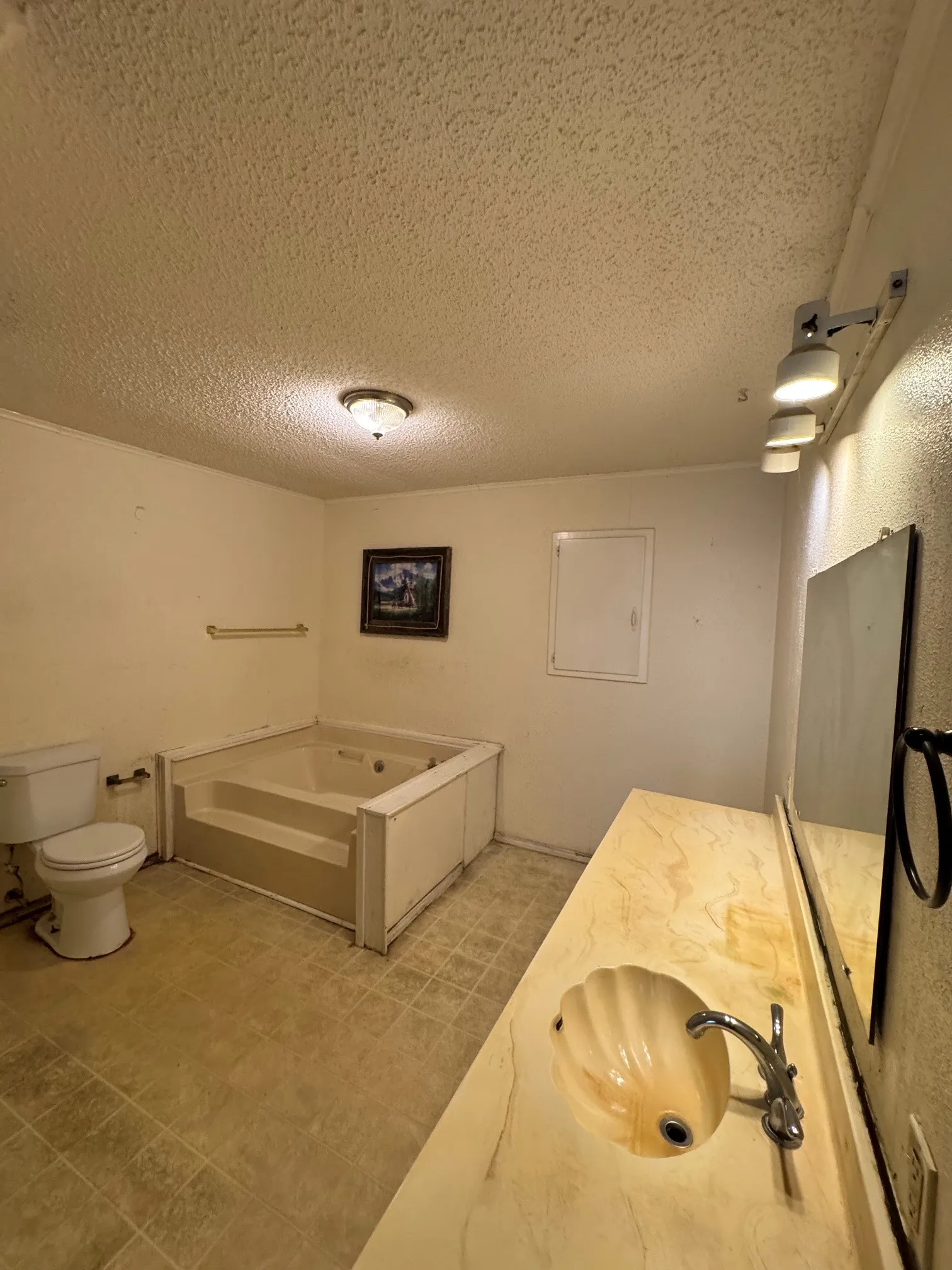 Single Family Residence For Sale in Hood County , 4003 Cherokee Court, Granbury, Texas 76048, 3 Bedroom, 2 Bathroom, Garage spaces, 1,320 Sqft, built in 1975, mls#21393177, Real Estate Agent in Granbury, Homes For Sale in Hood county, Homes For Sale in Granbury, Realtor in Granbury Texas, Real Estate Brokerage Independent Realty Texas, Luminita Cordes Realtor