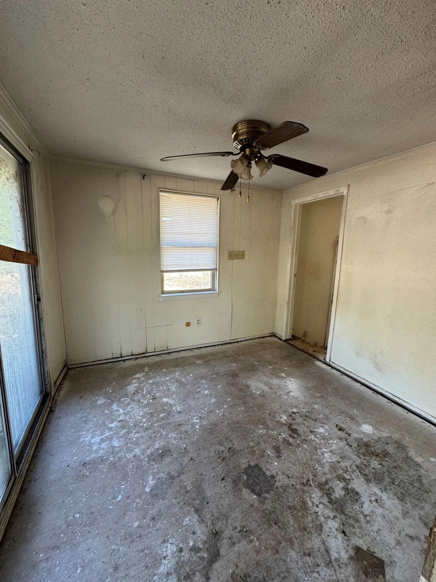 Single Family Residence For Sale in Hood County , 4003 Cherokee Court, Granbury, Texas 76048, 3 Bedroom, 2 Bathroom, Garage spaces, 1,320 Sqft, built in 1975, mls#21393177, Real Estate Agent in Granbury, Homes For Sale in Hood county, Homes For Sale in Granbury, Realtor in Granbury Texas, Real Estate Brokerage Independent Realty Texas, Luminita Cordes Realtor
