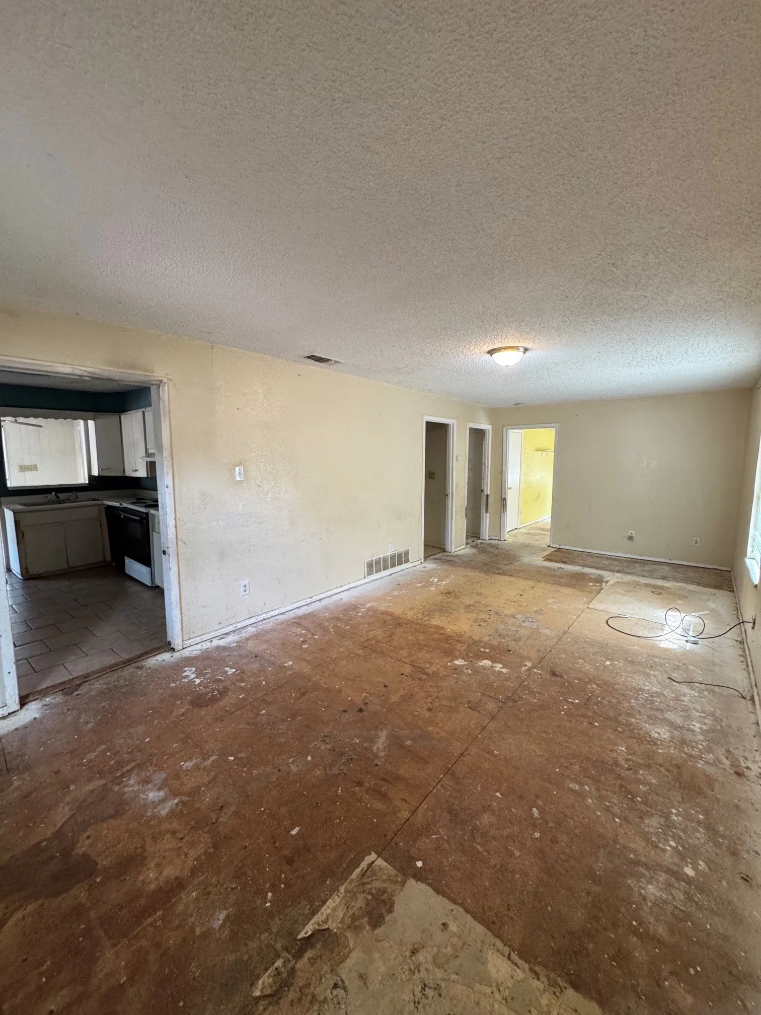 Single Family Residence For Sale in Hood County , 4003 Cherokee Court, Granbury, Texas 76048, 3 Bedroom, 2 Bathroom, Garage spaces, 1,320 Sqft, built in 1975, mls#21393177, Real Estate Agent in Granbury, Homes For Sale in Hood county, Homes For Sale in Granbury, Realtor in Granbury Texas, Real Estate Brokerage Independent Realty Texas, Luminita Cordes Realtor