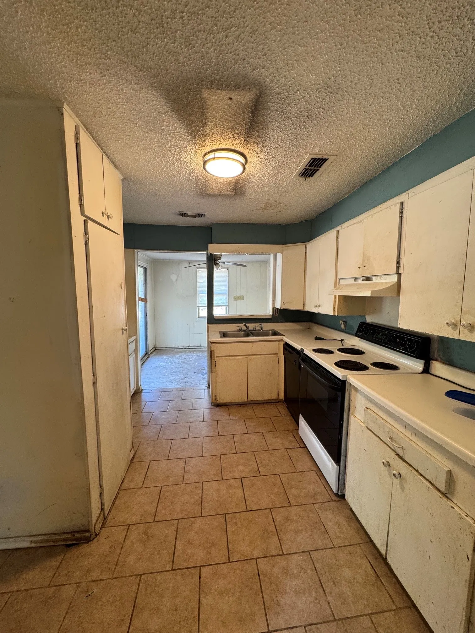 Single Family Residence For Sale in Hood County , 4003 Cherokee Court, Granbury, Texas 76048, 3 Bedroom, 2 Bathroom, Garage spaces, 1,320 Sqft, built in 1975, mls#21393177, Real Estate Agent in Granbury, Homes For Sale in Hood county, Homes For Sale in Granbury, Realtor in Granbury Texas, Real Estate Brokerage Independent Realty Texas, Luminita Cordes Realtor