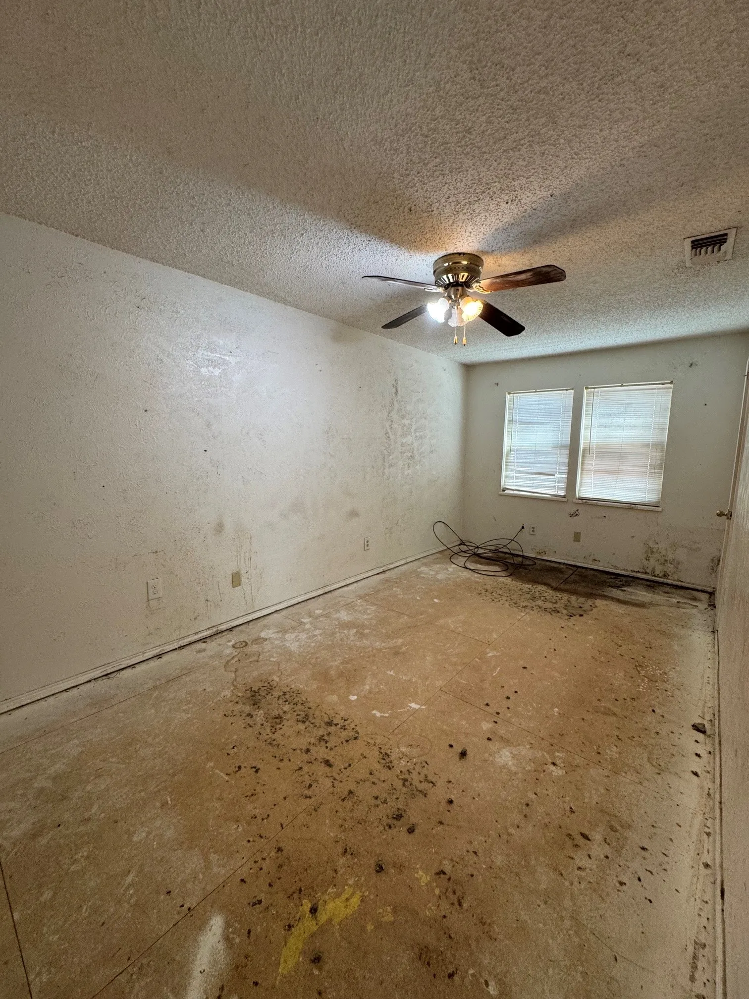 Single Family Residence For Sale in Hood County , 4003 Cherokee Court, Granbury, Texas 76048, 3 Bedroom, 2 Bathroom, Garage spaces, 1,320 Sqft, built in 1975, mls#21393177, Real Estate Agent in Granbury, Homes For Sale in Hood county, Homes For Sale in Granbury, Realtor in Granbury Texas, Real Estate Brokerage Independent Realty Texas, Luminita Cordes Realtor