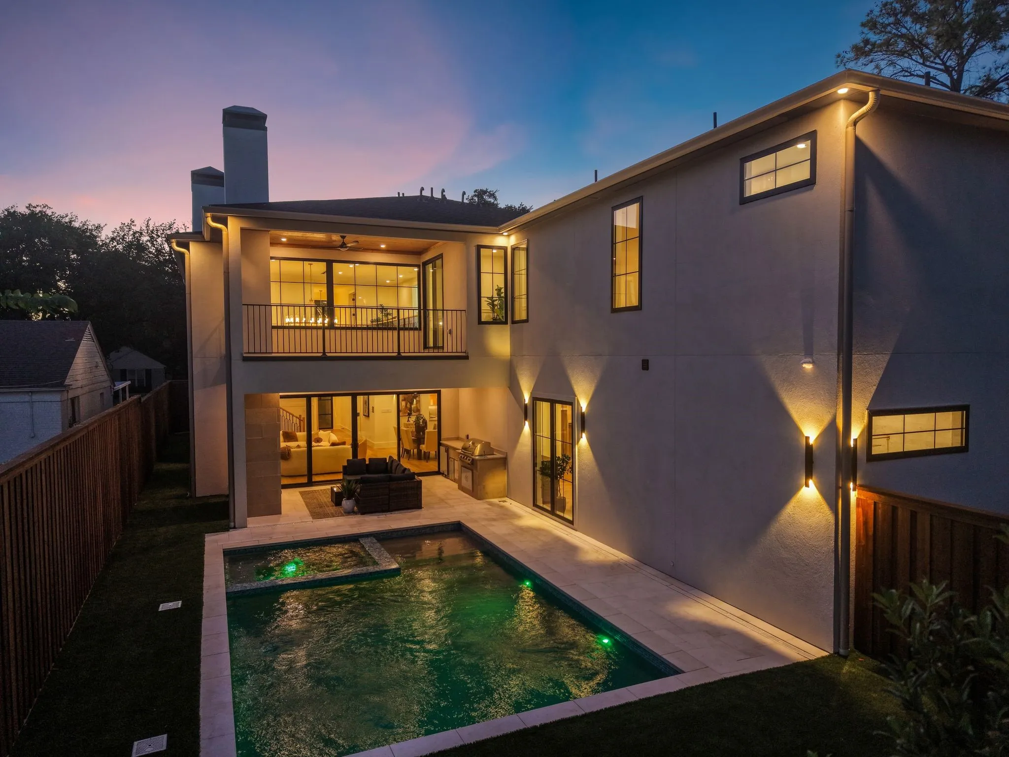 Private outdoor living space with a swimming pool, integrated spa, and an outdoor kitchen