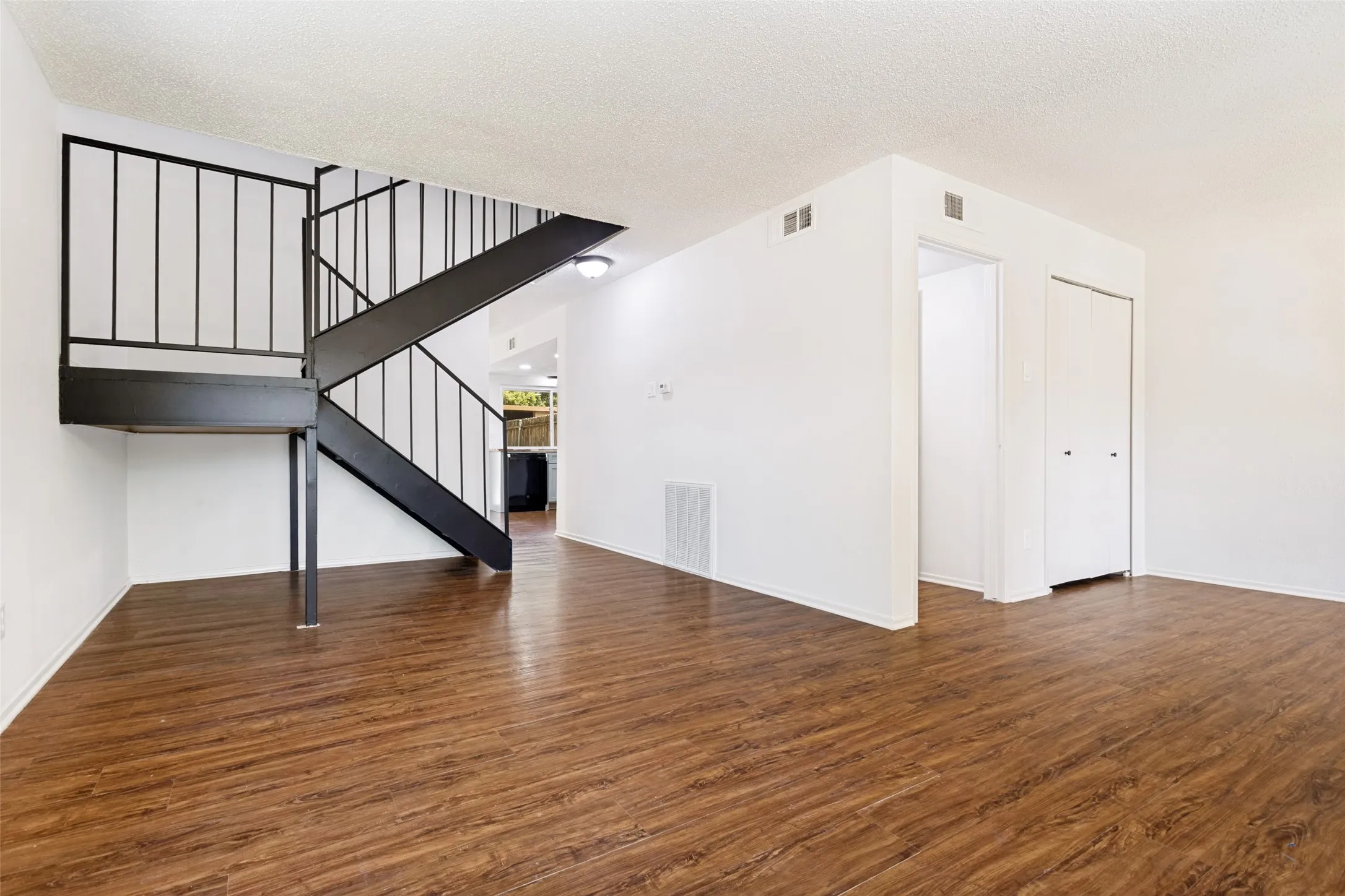 Townhouse For Rent in Dallas County , 3110 Roundtree Lane, Garland, Texas 75044, 3 Bedroom, 3 Bathroom, Garage spaces, 1,656 Sqft, built in 1974, mls#21392206, Real Estate Agent in Garland, Homes For Rent in Dallas county, Homes For Rent in Garland, Realtor in Garland Texas, Real Estate Brokerage Independent Realty Texas, Luminita Cordes Realtor