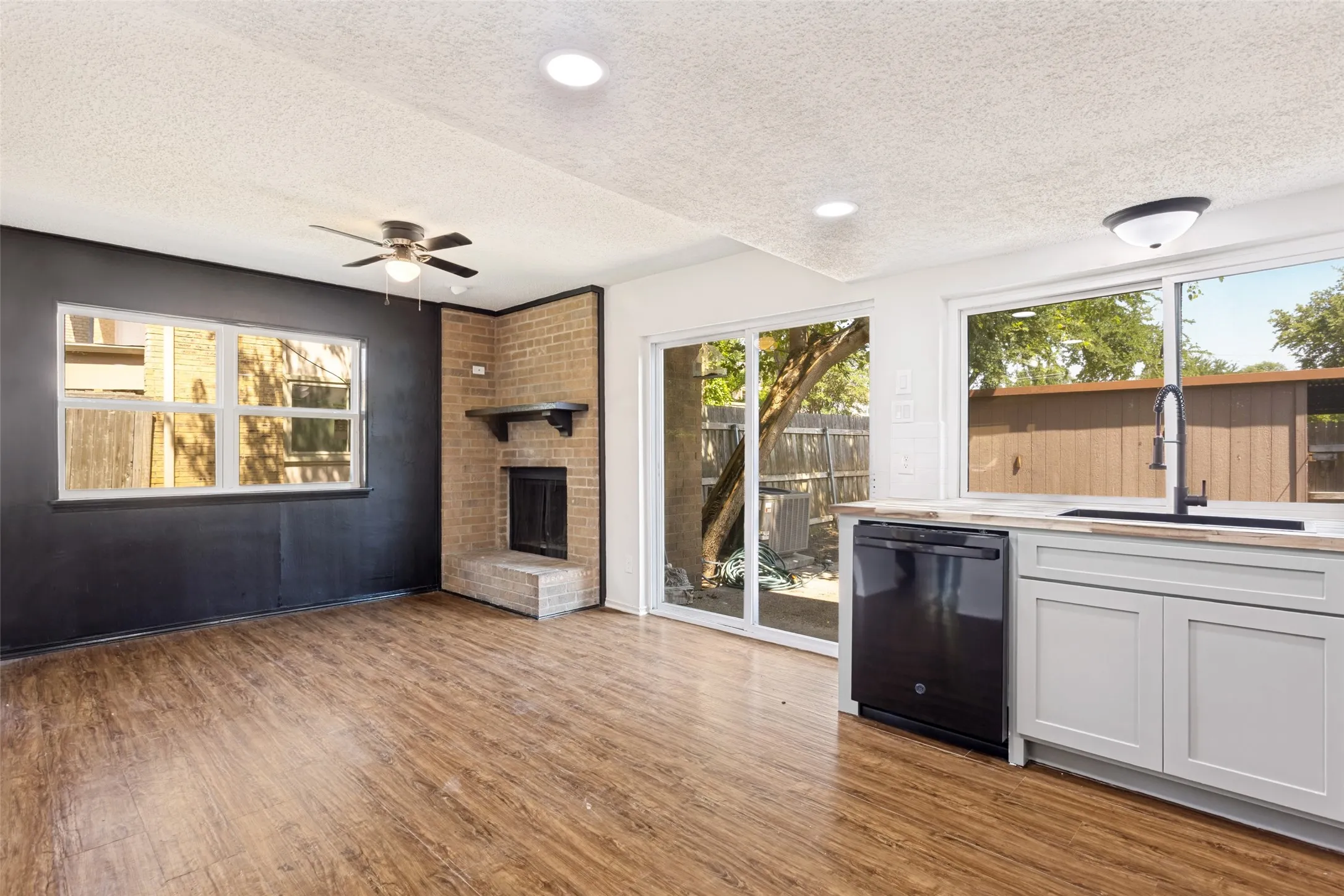 Townhouse For Rent in Dallas County , 3110 Roundtree Lane, Garland, Texas 75044, 3 Bedroom, 3 Bathroom, Garage spaces, 1,656 Sqft, built in 1974, mls#21392206, Real Estate Agent in Garland, Homes For Rent in Dallas county, Homes For Rent in Garland, Realtor in Garland Texas, Real Estate Brokerage Independent Realty Texas, Luminita Cordes Realtor