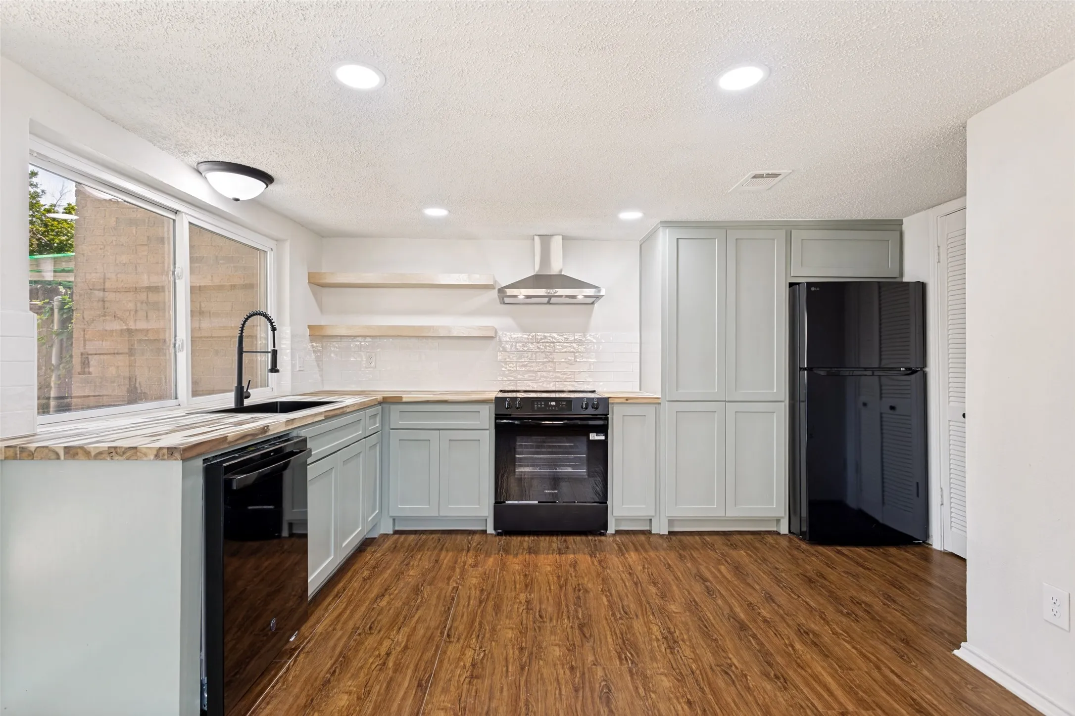 Townhouse For Rent in Dallas County , 3110 Roundtree Lane, Garland, Texas 75044, 3 Bedroom, 3 Bathroom, Garage spaces, 1,656 Sqft, built in 1974, mls#21392206, Real Estate Agent in Garland, Homes For Rent in Dallas county, Homes For Rent in Garland, Realtor in Garland Texas, Real Estate Brokerage Independent Realty Texas, Luminita Cordes Realtor