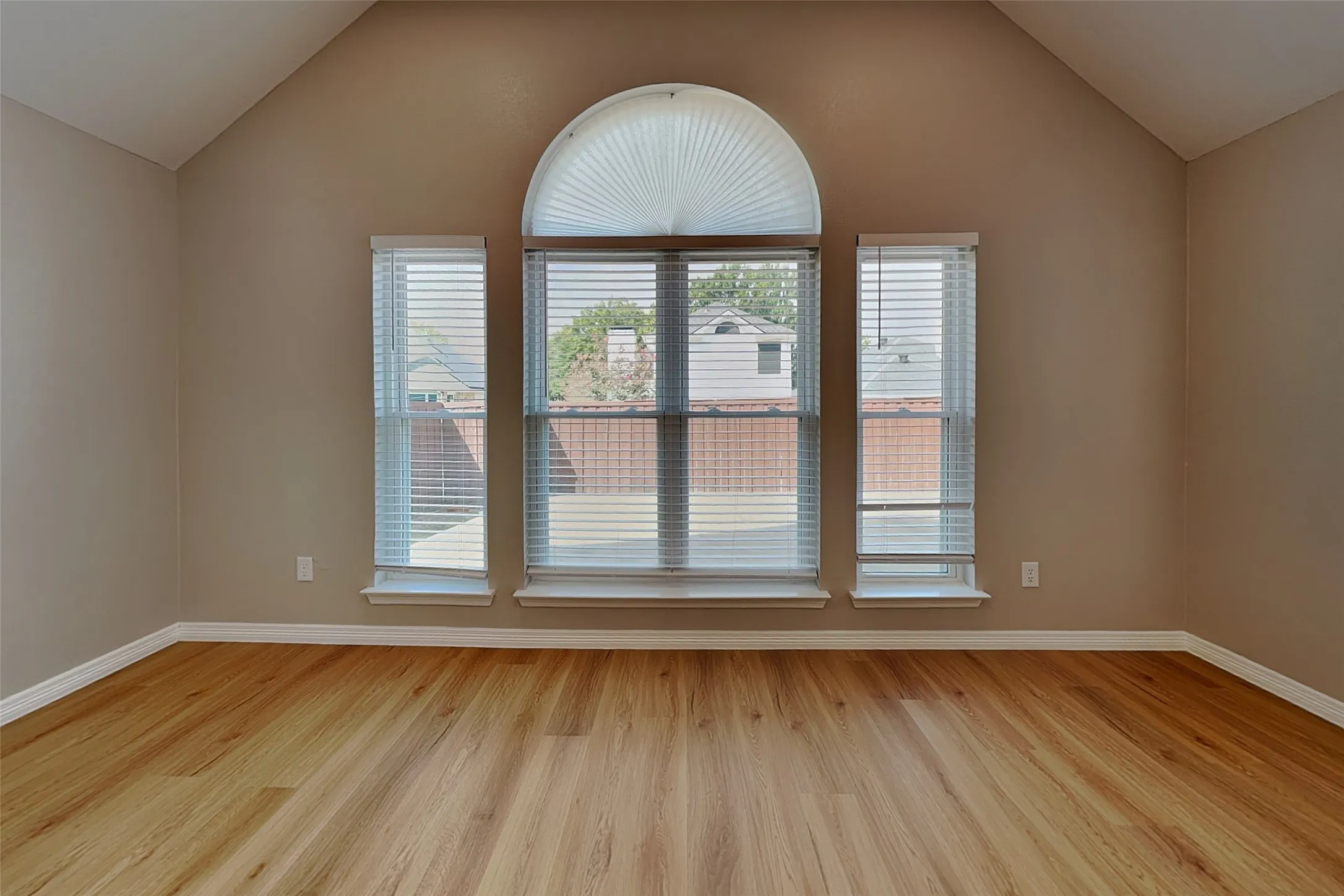 Single Family Residence For Rent in Dallas County , 1527 Jeanette Way, Carrollton, Texas 75006, 4 Bedroom, 3 Bathroom, 2 Garage spaces, 2,600 Sqft, built in 1994, mls#21393181, Real Estate Agent in Carrollton, Homes For Rent in Dallas county, Homes For Rent in Carrollton, Realtor in Carrollton Texas, Real Estate Brokerage Independent Realty Texas, Luminita Cordes Realtor