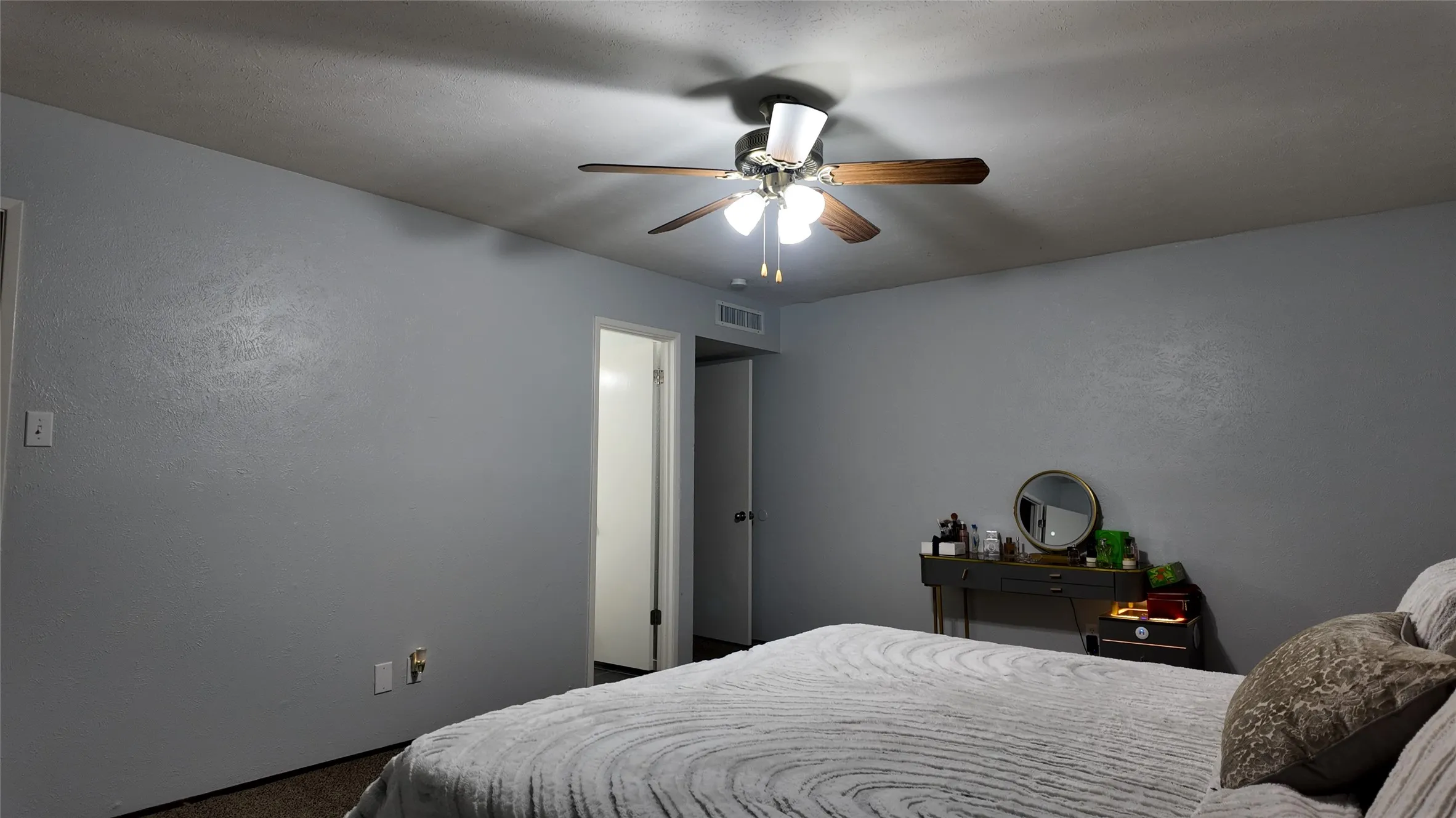 Ceiling fan with light fixture