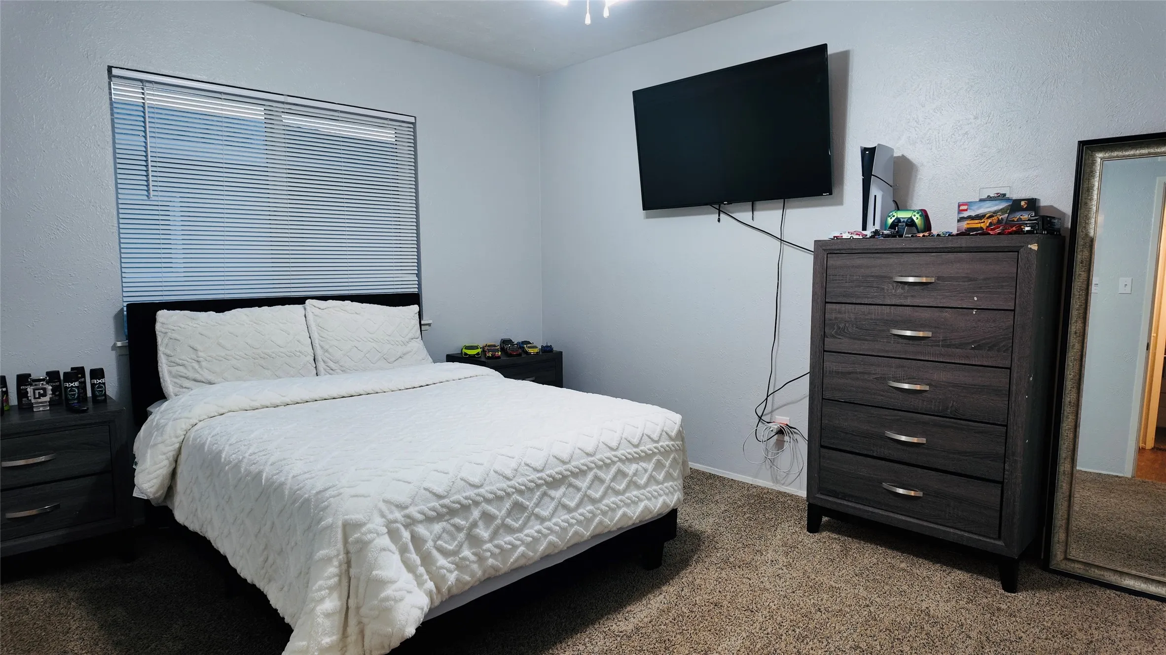 Textured carpeting throughout