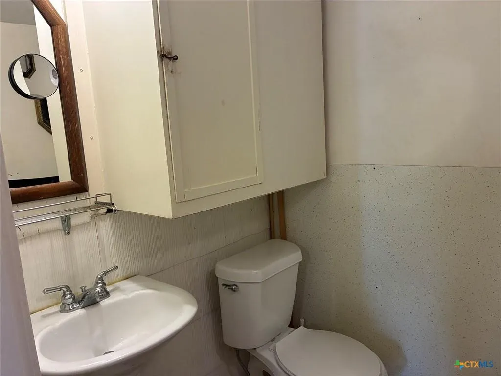 Single Family Residence For Sale in Lampasas County , 408 S Porter Street, Lampasas, Texas 76550, 3 Bedroom, 2 Bathroom, 1 Garage spaces, 1,557 Sqft, built in 1950, mls#21393146, Real Estate Agent in Lampasas, Homes For Sale in Lampasas county, Homes For Sale in Lampasas, Realtor in Lampasas Texas, Real Estate Brokerage Independent Realty Texas, Luminita Cordes Realtor