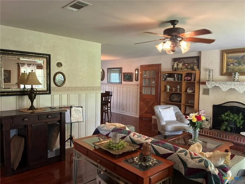 Single Family Residence For Sale in Lampasas County , 408 S Porter Street, Lampasas, Texas 76550, 3 Bedroom, 2 Bathroom, 1 Garage spaces, 1,557 Sqft, built in 1950, mls#21393146, Real Estate Agent in Lampasas, Homes For Sale in Lampasas county, Homes For Sale in Lampasas, Realtor in Lampasas Texas, Real Estate Brokerage Independent Realty Texas, Luminita Cordes Realtor