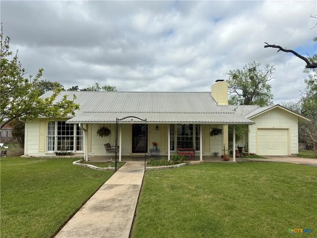 Single Family Residence For Sale in Lampasas County , 408 S Porter Street, Lampasas, Texas 76550, 3 Bedroom, 2 Bathroom, 1 Garage spaces, 1,557 Sqft, built in 1950, mls#21393146, Real Estate Agent in Lampasas, Homes For Sale in Lampasas county, Homes For Sale in Lampasas, Realtor in Lampasas Texas, Real Estate Brokerage Independent Realty Texas, Luminita Cordes Realtor