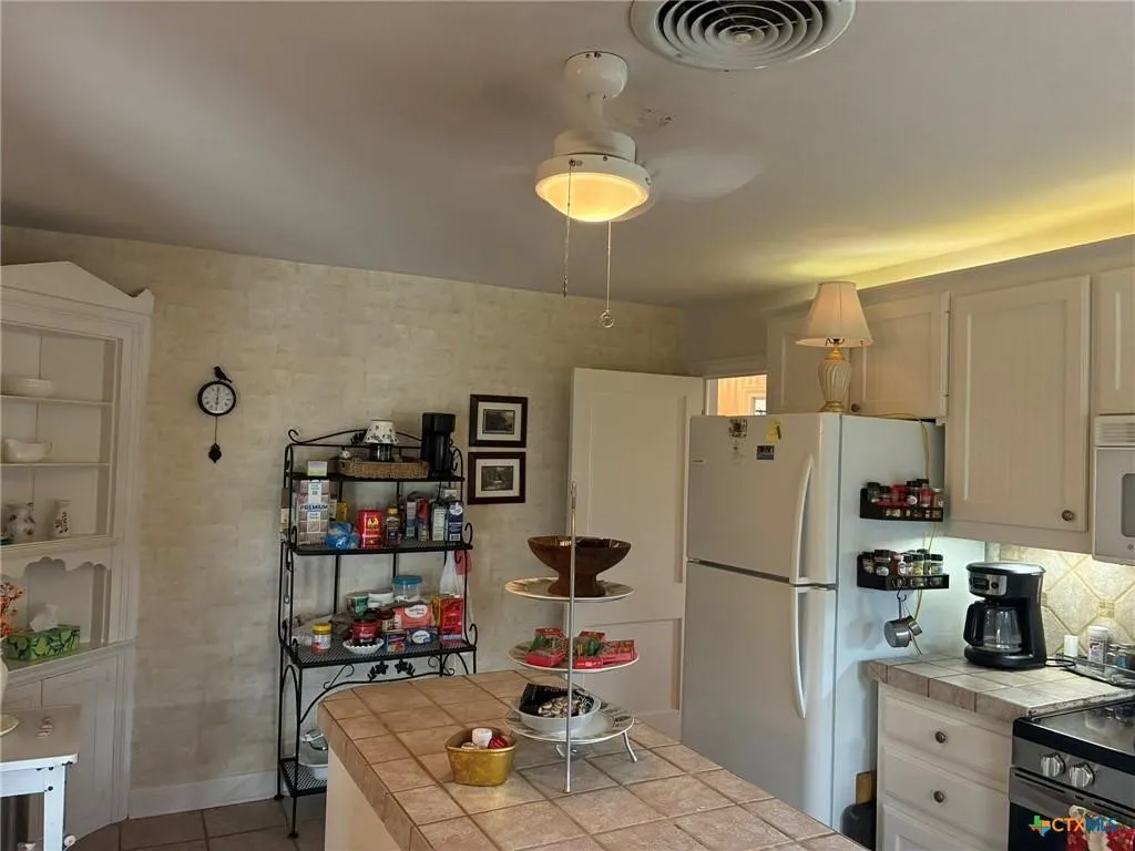 Single Family Residence For Sale in Lampasas County , 408 S Porter Street, Lampasas, Texas 76550, 3 Bedroom, 2 Bathroom, 1 Garage spaces, 1,557 Sqft, built in 1950, mls#21393146, Real Estate Agent in Lampasas, Homes For Sale in Lampasas county, Homes For Sale in Lampasas, Realtor in Lampasas Texas, Real Estate Brokerage Independent Realty Texas, Luminita Cordes Realtor