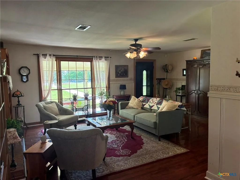 Single Family Residence For Sale in Lampasas County , 408 S Porter Street, Lampasas, Texas 76550, 3 Bedroom, 2 Bathroom, 1 Garage spaces, 1,557 Sqft, built in 1950, mls#21393146, Real Estate Agent in Lampasas, Homes For Sale in Lampasas county, Homes For Sale in Lampasas, Realtor in Lampasas Texas, Real Estate Brokerage Independent Realty Texas, Luminita Cordes Realtor