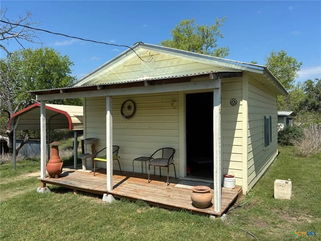 Single Family Residence For Sale in Lampasas County , 408 S Porter Street, Lampasas, Texas 76550, 3 Bedroom, 2 Bathroom, 1 Garage spaces, 1,557 Sqft, built in 1950, mls#21393146, Real Estate Agent in Lampasas, Homes For Sale in Lampasas county, Homes For Sale in Lampasas, Realtor in Lampasas Texas, Real Estate Brokerage Independent Realty Texas, Luminita Cordes Realtor