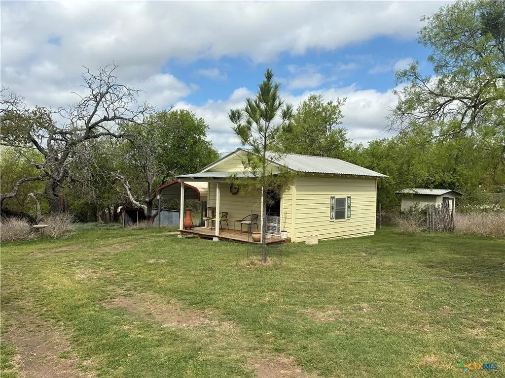 Single Family Residence For Sale in Lampasas County , 408 S Porter Street, Lampasas, Texas 76550, 3 Bedroom, 2 Bathroom, 1 Garage spaces, 1,557 Sqft, built in 1950, mls#21393146, Real Estate Agent in Lampasas, Homes For Sale in Lampasas county, Homes For Sale in Lampasas, Realtor in Lampasas Texas, Real Estate Brokerage Independent Realty Texas, Luminita Cordes Realtor