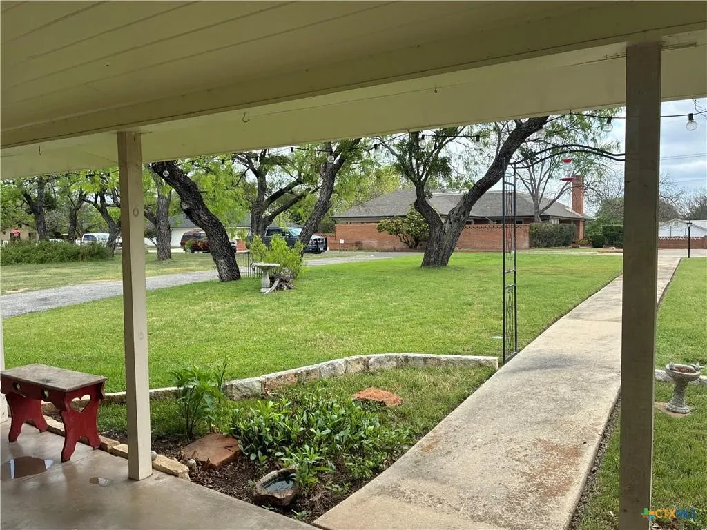 Single Family Residence For Sale in Lampasas County , 408 S Porter Street, Lampasas, Texas 76550, 3 Bedroom, 2 Bathroom, 1 Garage spaces, 1,557 Sqft, built in 1950, mls#21393146, Real Estate Agent in Lampasas, Homes For Sale in Lampasas county, Homes For Sale in Lampasas, Realtor in Lampasas Texas, Real Estate Brokerage Independent Realty Texas, Luminita Cordes Realtor