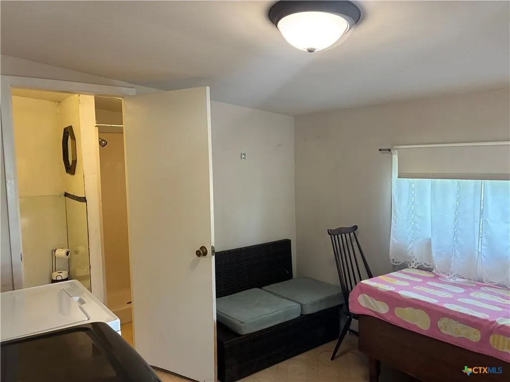Single Family Residence For Sale in Lampasas County , 408 S Porter Street, Lampasas, Texas 76550, 3 Bedroom, 2 Bathroom, 1 Garage spaces, 1,557 Sqft, built in 1950, mls#21393146, Real Estate Agent in Lampasas, Homes For Sale in Lampasas county, Homes For Sale in Lampasas, Realtor in Lampasas Texas, Real Estate Brokerage Independent Realty Texas, Luminita Cordes Realtor