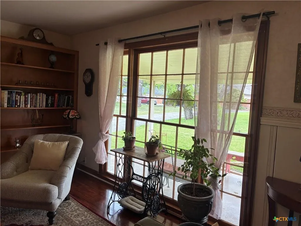 Single Family Residence For Sale in Lampasas County , 408 S Porter Street, Lampasas, Texas 76550, 3 Bedroom, 2 Bathroom, 1 Garage spaces, 1,557 Sqft, built in 1950, mls#21393146, Real Estate Agent in Lampasas, Homes For Sale in Lampasas county, Homes For Sale in Lampasas, Realtor in Lampasas Texas, Real Estate Brokerage Independent Realty Texas, Luminita Cordes Realtor