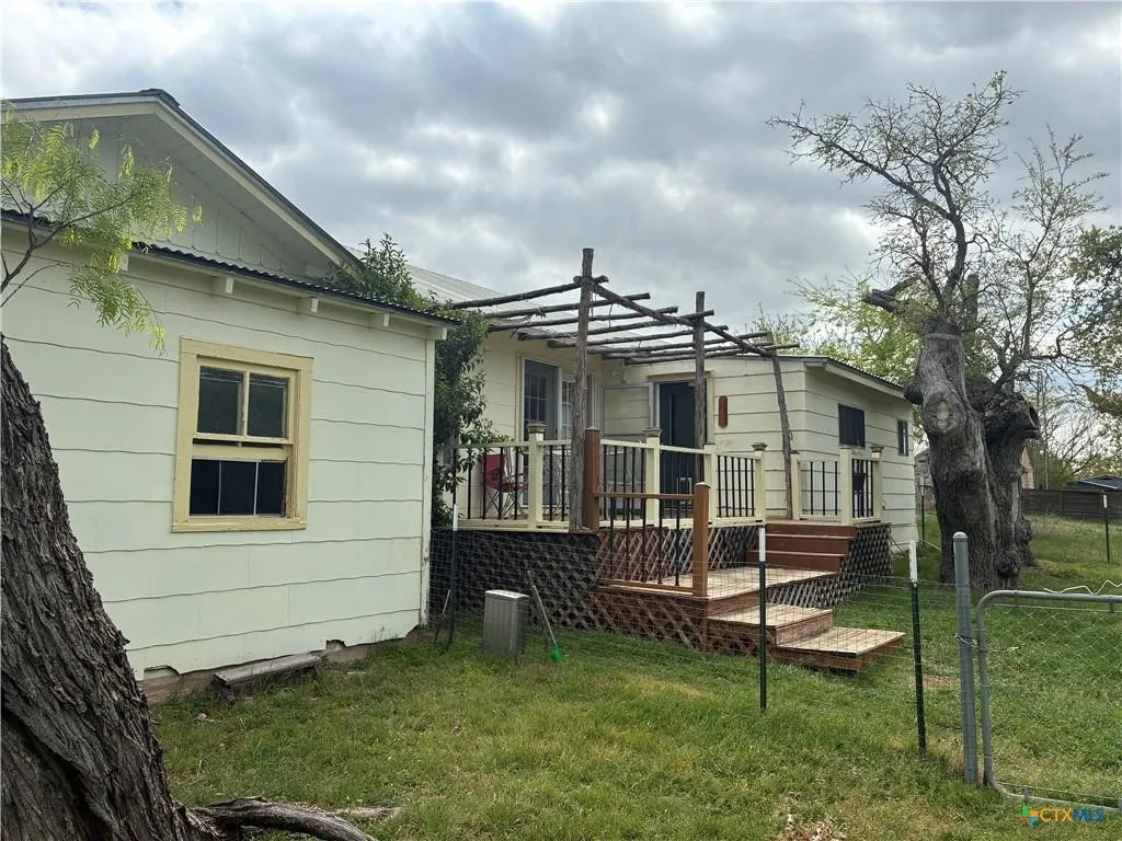 Single Family Residence For Sale in Lampasas County , 408 S Porter Street, Lampasas, Texas 76550, 3 Bedroom, 2 Bathroom, 1 Garage spaces, 1,557 Sqft, built in 1950, mls#21393146, Real Estate Agent in Lampasas, Homes For Sale in Lampasas county, Homes For Sale in Lampasas, Realtor in Lampasas Texas, Real Estate Brokerage Independent Realty Texas, Luminita Cordes Realtor