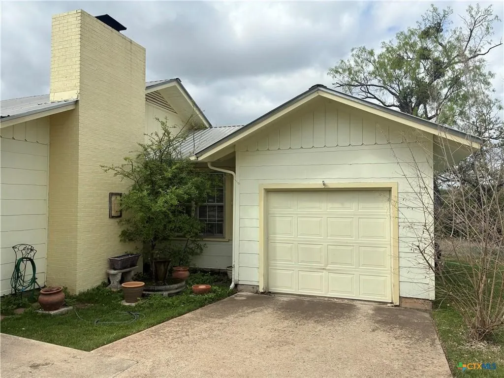 Single Family Residence For Sale in Lampasas County , 408 S Porter Street, Lampasas, Texas 76550, 3 Bedroom, 2 Bathroom, 1 Garage spaces, 1,557 Sqft, built in 1950, mls#21393146, Real Estate Agent in Lampasas, Homes For Sale in Lampasas county, Homes For Sale in Lampasas, Realtor in Lampasas Texas, Real Estate Brokerage Independent Realty Texas, Luminita Cordes Realtor