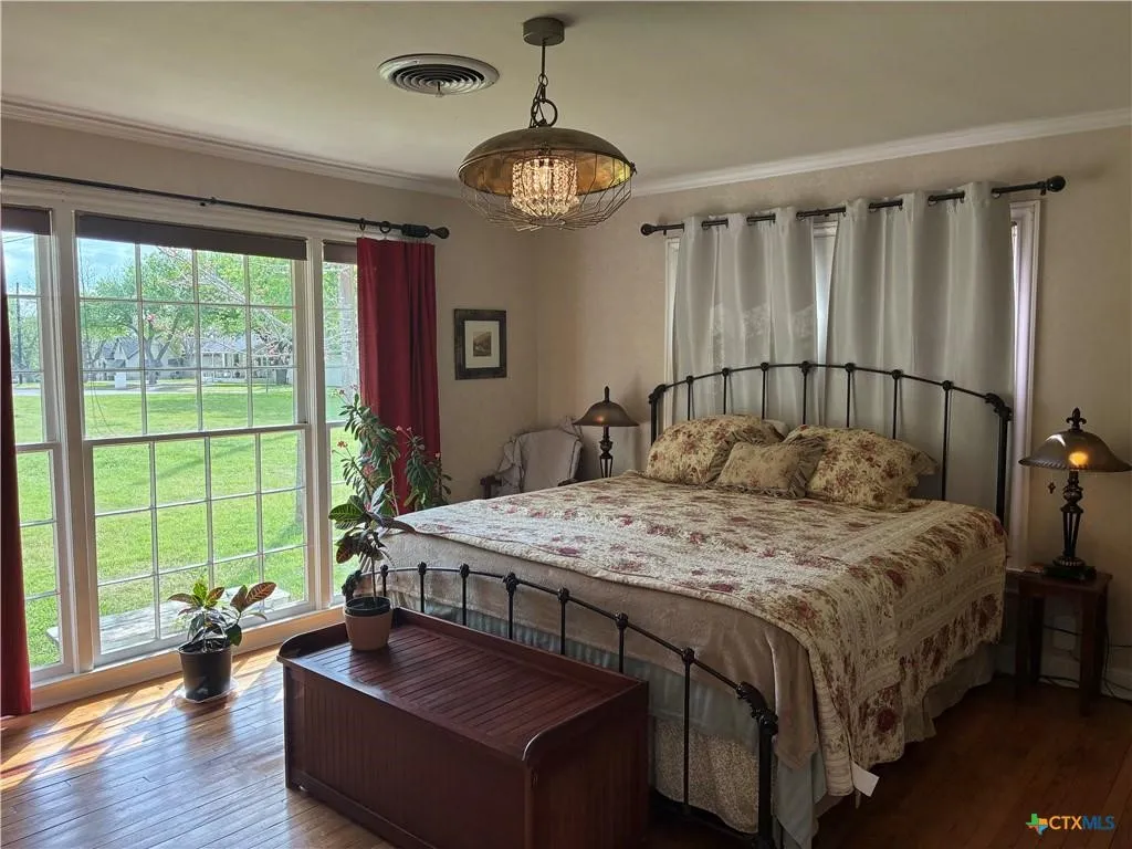 Single Family Residence For Sale in Lampasas County , 408 S Porter Street, Lampasas, Texas 76550, 3 Bedroom, 2 Bathroom, 1 Garage spaces, 1,557 Sqft, built in 1950, mls#21393146, Real Estate Agent in Lampasas, Homes For Sale in Lampasas county, Homes For Sale in Lampasas, Realtor in Lampasas Texas, Real Estate Brokerage Independent Realty Texas, Luminita Cordes Realtor