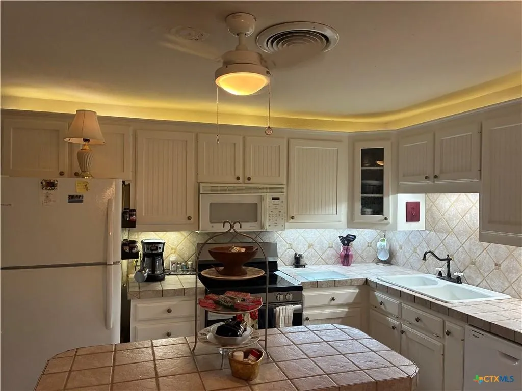 Single Family Residence For Sale in Lampasas County , 408 S Porter Street, Lampasas, Texas 76550, 3 Bedroom, 2 Bathroom, 1 Garage spaces, 1,557 Sqft, built in 1950, mls#21393146, Real Estate Agent in Lampasas, Homes For Sale in Lampasas county, Homes For Sale in Lampasas, Realtor in Lampasas Texas, Real Estate Brokerage Independent Realty Texas, Luminita Cordes Realtor