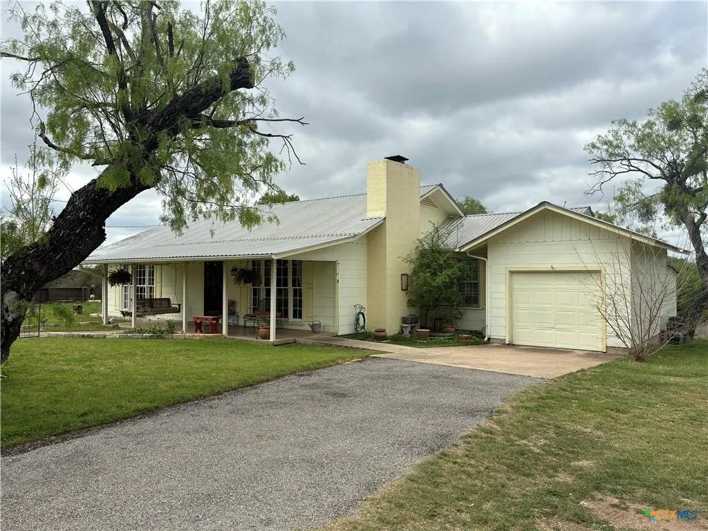 Single Family Residence For Sale in Lampasas County , 408 S Porter Street, Lampasas, Texas 76550, 3 Bedroom, 2 Bathroom, 1 Garage spaces, 1,557 Sqft, built in 1950, mls#21393146, Real Estate Agent in Lampasas, Homes For Sale in Lampasas county, Homes For Sale in Lampasas, Realtor in Lampasas Texas, Real Estate Brokerage Independent Realty Texas, Luminita Cordes Realtor