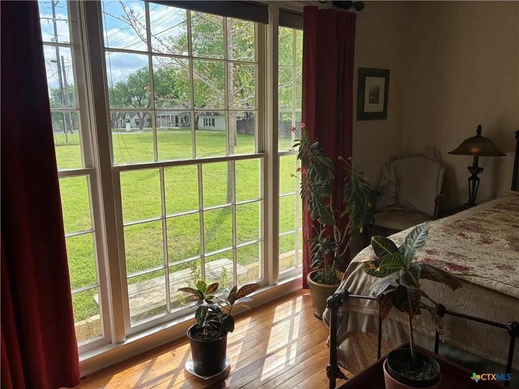 Single Family Residence For Sale in Lampasas County , 408 S Porter Street, Lampasas, Texas 76550, 3 Bedroom, 2 Bathroom, 1 Garage spaces, 1,557 Sqft, built in 1950, mls#21393146, Real Estate Agent in Lampasas, Homes For Sale in Lampasas county, Homes For Sale in Lampasas, Realtor in Lampasas Texas, Real Estate Brokerage Independent Realty Texas, Luminita Cordes Realtor