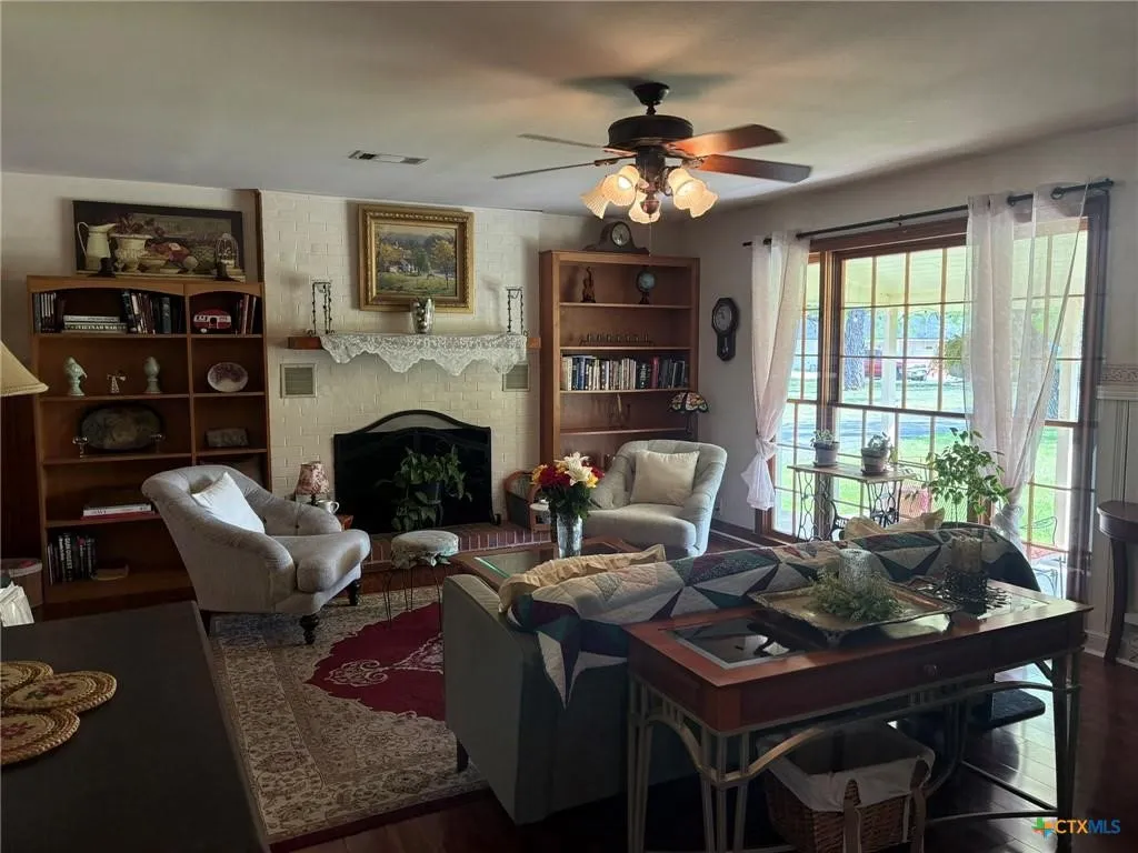 Single Family Residence For Sale in Lampasas County , 408 S Porter Street, Lampasas, Texas 76550, 3 Bedroom, 2 Bathroom, 1 Garage spaces, 1,557 Sqft, built in 1950, mls#21393146, Real Estate Agent in Lampasas, Homes For Sale in Lampasas county, Homes For Sale in Lampasas, Realtor in Lampasas Texas, Real Estate Brokerage Independent Realty Texas, Luminita Cordes Realtor