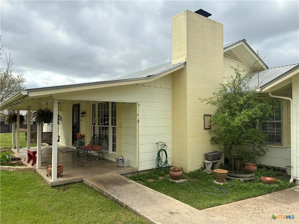 Single Family Residence For Sale in Lampasas County , 408 S Porter Street, Lampasas, Texas 76550, 3 Bedroom, 2 Bathroom, 1 Garage spaces, 1,557 Sqft, built in 1950, mls#21393146, Real Estate Agent in Lampasas, Homes For Sale in Lampasas county, Homes For Sale in Lampasas, Realtor in Lampasas Texas, Real Estate Brokerage Independent Realty Texas, Luminita Cordes Realtor