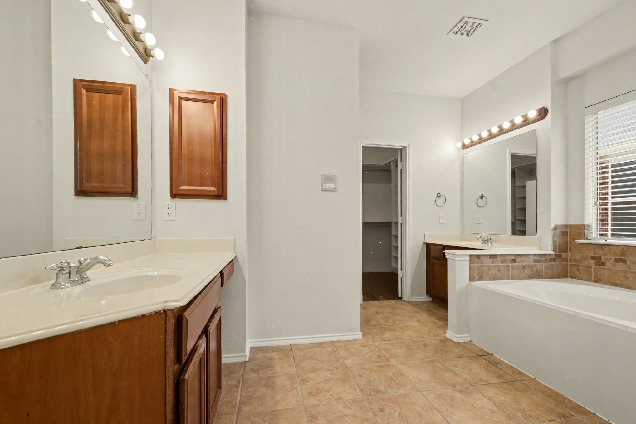 Single Family Residence For Sale in Tarrant County , 412 Flowering Plum Lane, Fort Worth, Texas 76140, 4 Bedroom, 3 Bathroom, 2 Garage spaces, 3,032 Sqft, built in 2006, mls#21392811, Real Estate Agent in Fort Worth, Homes For Sale in Tarrant county, Homes For Sale in Fort Worth, Realtor in Fort Worth Texas, Real Estate Brokerage Independent Realty Texas, Luminita Cordes Realtor