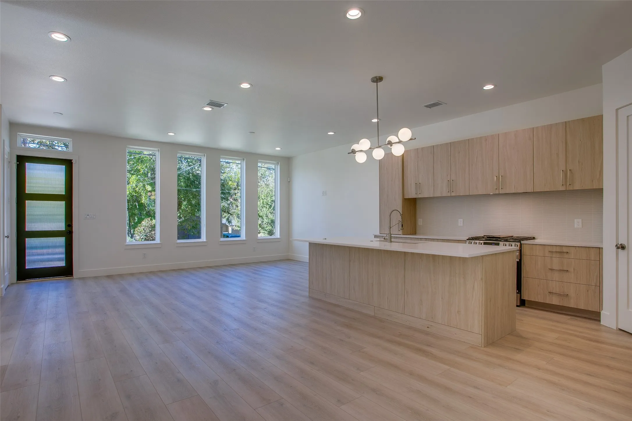 Single Family Residence For Rent in Dallas County , 424 N Denver Street, Dallas, Texas 75203, 4 Bedroom, 4 Bathroom, 2 Garage spaces, 2,825 Sqft, built in 2024, mls#21393211, Real Estate Agent in Dallas, Homes For Rent in Dallas county, Homes For Rent in Dallas, Realtor in Dallas Texas, Real Estate Brokerage Independent Realty Texas, Luminita Cordes Realtor