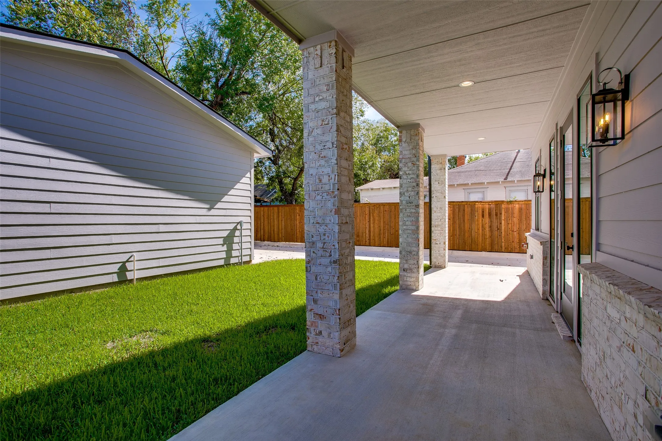 Single Family Residence For Rent in Dallas County , 424 N Denver Street, Dallas, Texas 75203, 4 Bedroom, 4 Bathroom, 2 Garage spaces, 2,825 Sqft, built in 2024, mls#21393211, Real Estate Agent in Dallas, Homes For Rent in Dallas county, Homes For Rent in Dallas, Realtor in Dallas Texas, Real Estate Brokerage Independent Realty Texas, Luminita Cordes Realtor