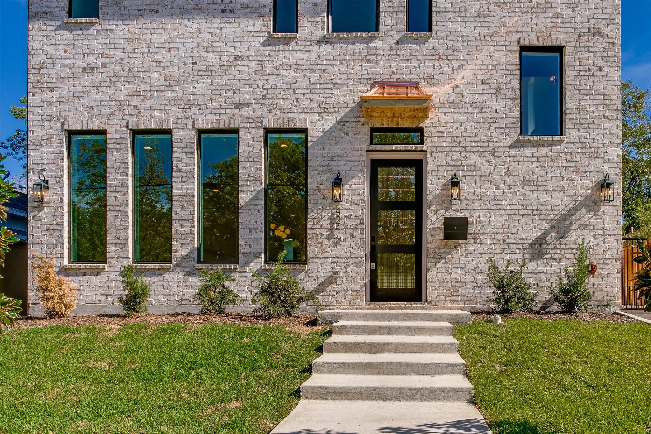 Single Family Residence For Rent in Dallas County , 424 N Denver Street, Dallas, Texas 75203, 4 Bedroom, 4 Bathroom, 2 Garage spaces, 2,825 Sqft, built in 2024, mls#21393211, Real Estate Agent in Dallas, Homes For Rent in Dallas county, Homes For Rent in Dallas, Realtor in Dallas Texas, Real Estate Brokerage Independent Realty Texas, Luminita Cordes Realtor