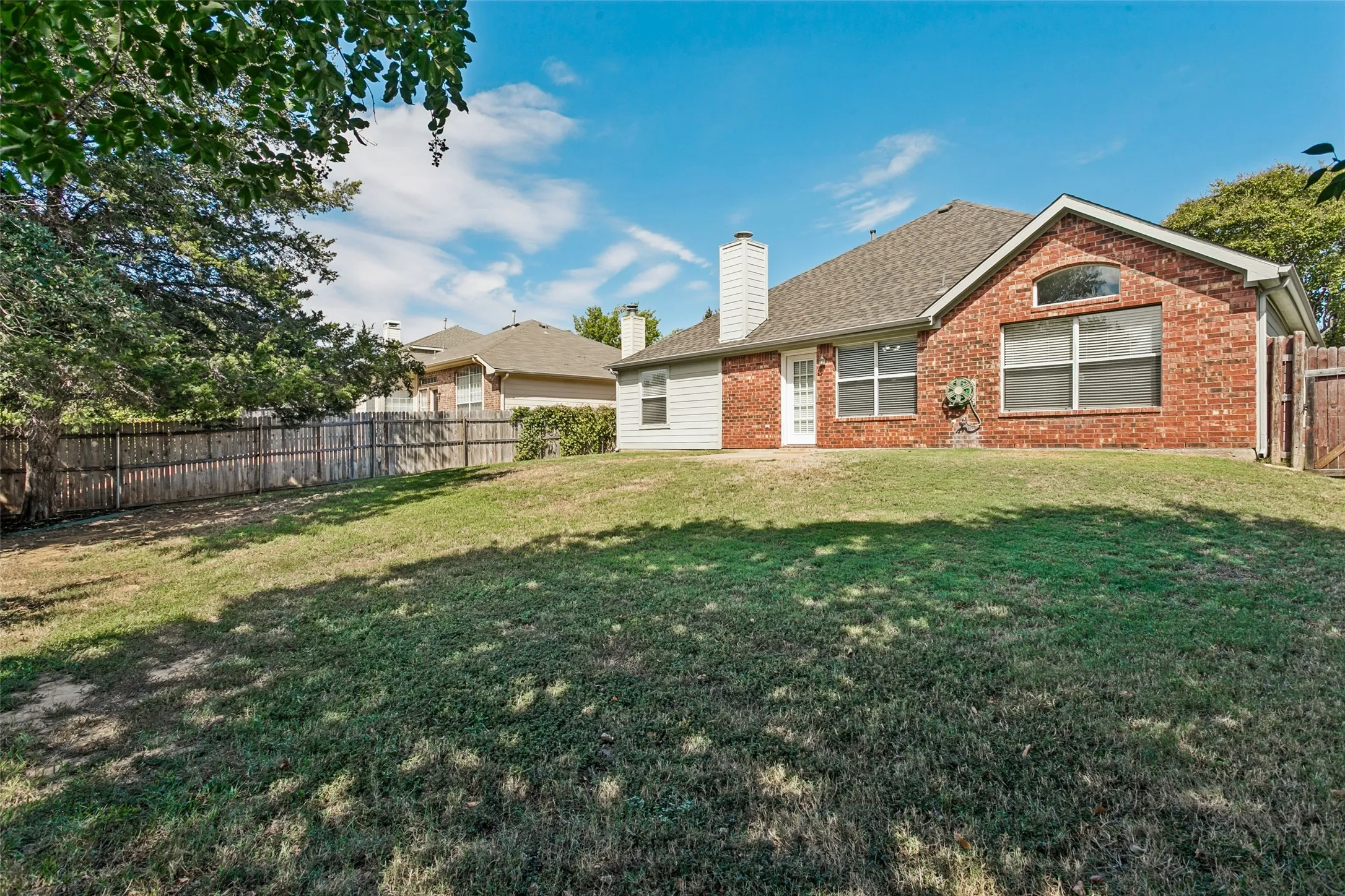 Single Family Residence For Sale in Denton County , 1610 Redwood Drive, Corinth, Texas 76210, 3 Bedroom, 2 Bathroom, 2 Garage spaces, 1,983 Sqft, built in 1999, mls#21392702, Real Estate Agent in Corinth, Homes For Sale in Denton county, Homes For Sale in Corinth, Realtor in Corinth Texas, Real Estate Brokerage Independent Realty Texas, Luminita Cordes Realtor