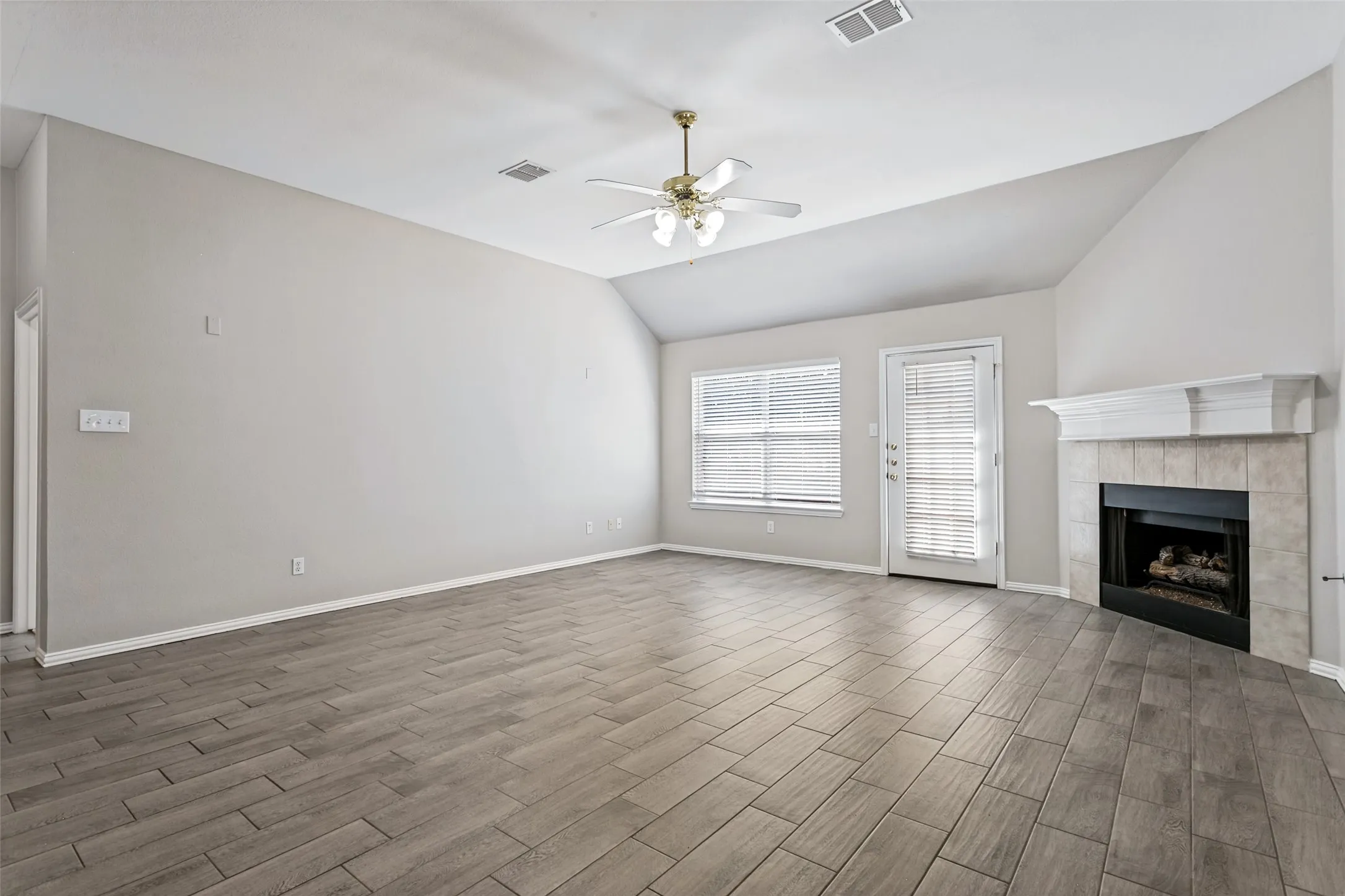 Single Family Residence For Sale in Denton County , 1610 Redwood Drive, Corinth, Texas 76210, 3 Bedroom, 2 Bathroom, 2 Garage spaces, 1,983 Sqft, built in 1999, mls#21392702, Real Estate Agent in Corinth, Homes For Sale in Denton county, Homes For Sale in Corinth, Realtor in Corinth Texas, Real Estate Brokerage Independent Realty Texas, Luminita Cordes Realtor