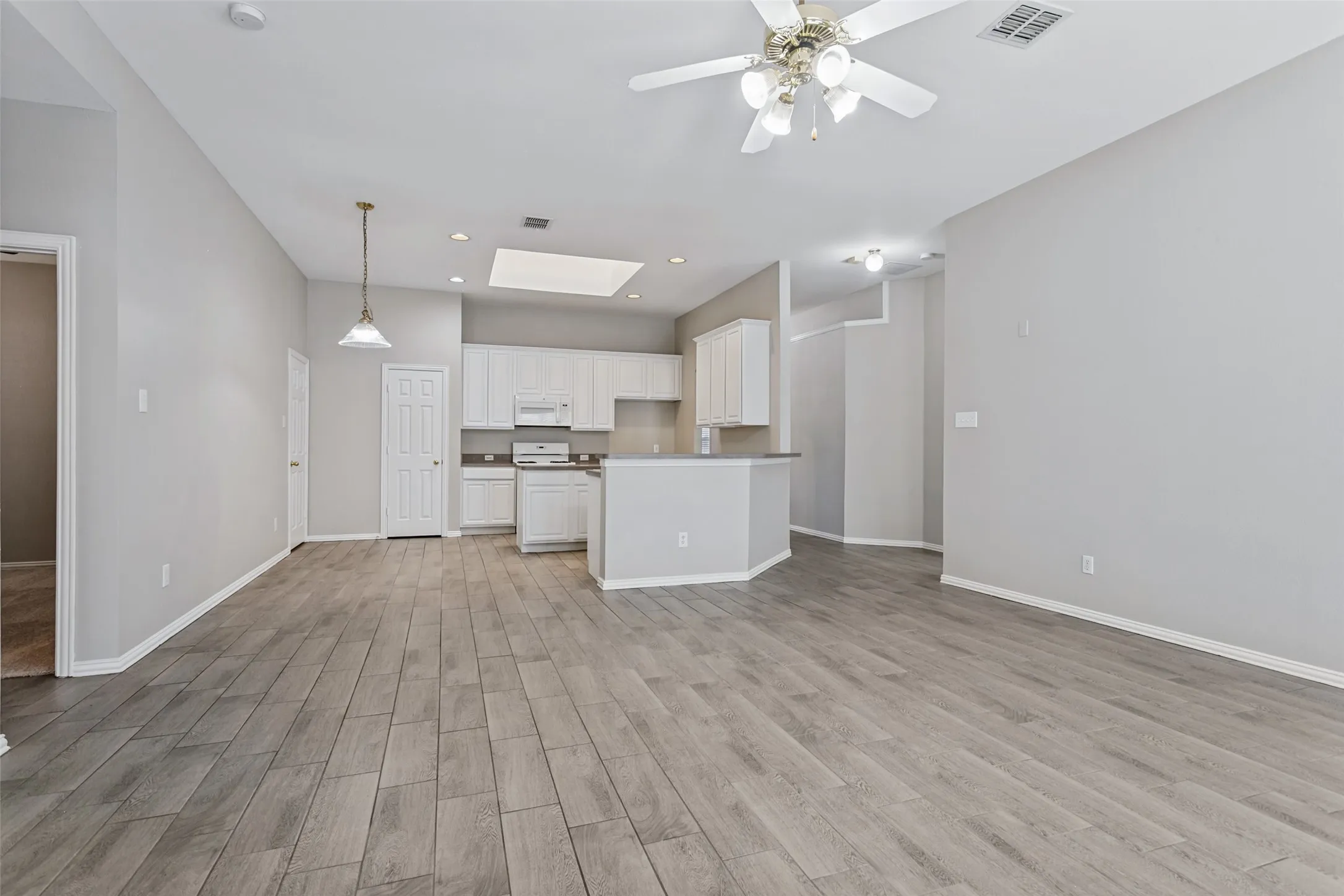 Single Family Residence For Sale in Denton County , 1610 Redwood Drive, Corinth, Texas 76210, 3 Bedroom, 2 Bathroom, 2 Garage spaces, 1,983 Sqft, built in 1999, mls#21392702, Real Estate Agent in Corinth, Homes For Sale in Denton county, Homes For Sale in Corinth, Realtor in Corinth Texas, Real Estate Brokerage Independent Realty Texas, Luminita Cordes Realtor