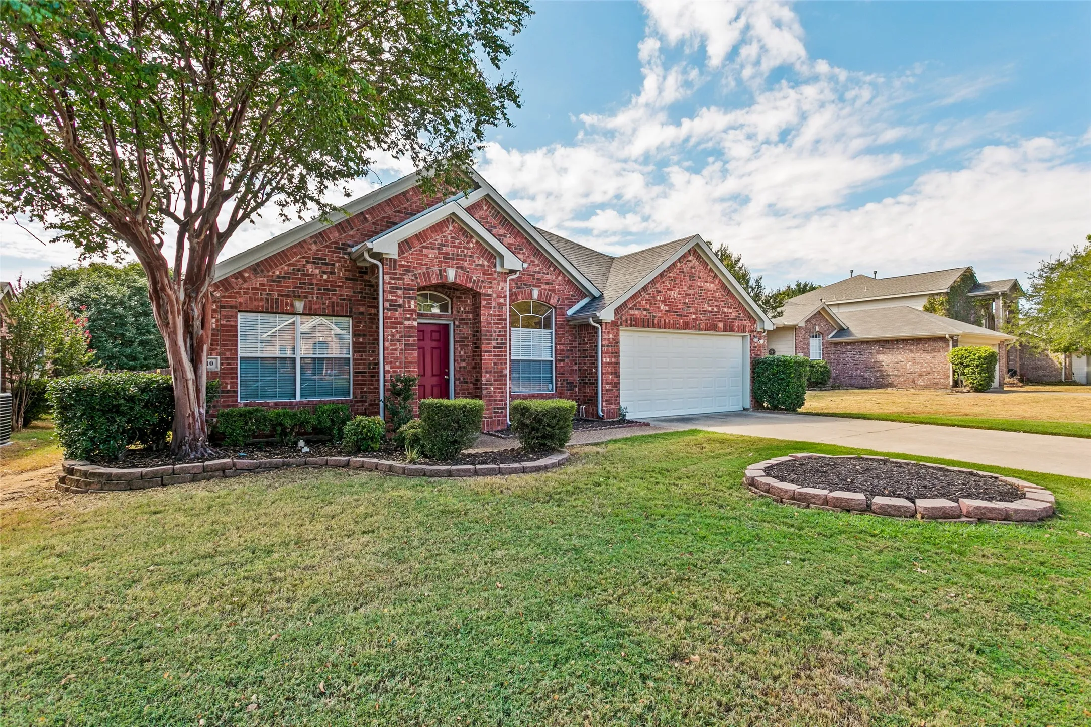 Single Family Residence For Sale in Denton County , 1610 Redwood Drive, Corinth, Texas 76210, 3 Bedroom, 2 Bathroom, 2 Garage spaces, 1,983 Sqft, built in 1999, mls#21392702, Real Estate Agent in Corinth, Homes For Sale in Denton county, Homes For Sale in Corinth, Realtor in Corinth Texas, Real Estate Brokerage Independent Realty Texas, Luminita Cordes Realtor