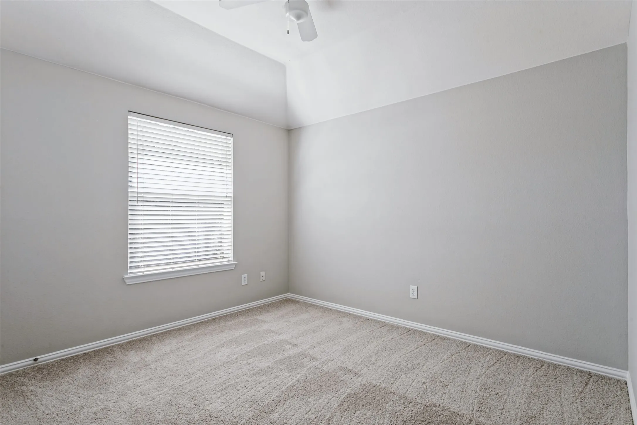 Single Family Residence For Sale in Denton County , 1610 Redwood Drive, Corinth, Texas 76210, 3 Bedroom, 2 Bathroom, 2 Garage spaces, 1,983 Sqft, built in 1999, mls#21392702, Real Estate Agent in Corinth, Homes For Sale in Denton county, Homes For Sale in Corinth, Realtor in Corinth Texas, Real Estate Brokerage Independent Realty Texas, Luminita Cordes Realtor
