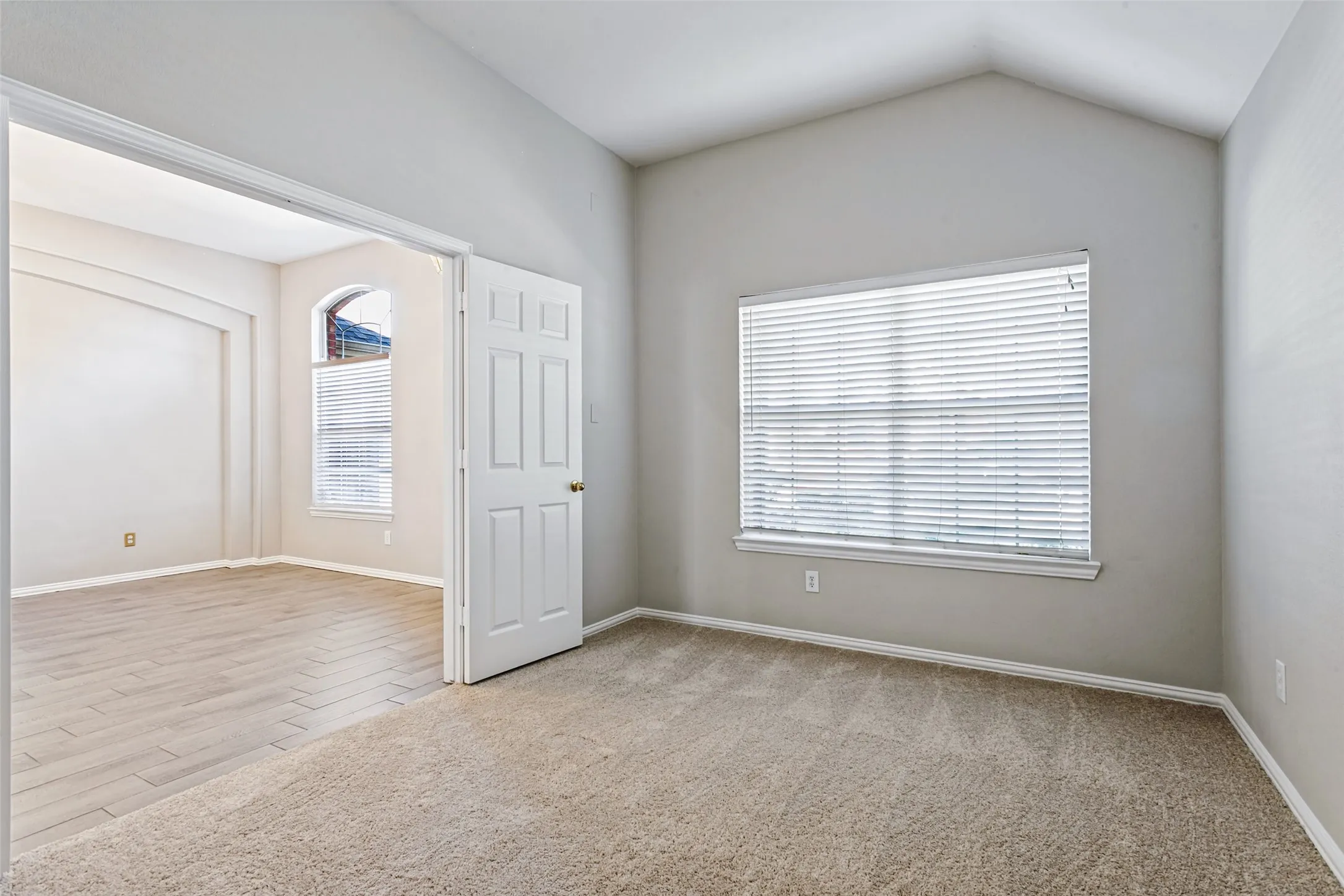 Single Family Residence For Sale in Denton County , 1610 Redwood Drive, Corinth, Texas 76210, 3 Bedroom, 2 Bathroom, 2 Garage spaces, 1,983 Sqft, built in 1999, mls#21392702, Real Estate Agent in Corinth, Homes For Sale in Denton county, Homes For Sale in Corinth, Realtor in Corinth Texas, Real Estate Brokerage Independent Realty Texas, Luminita Cordes Realtor