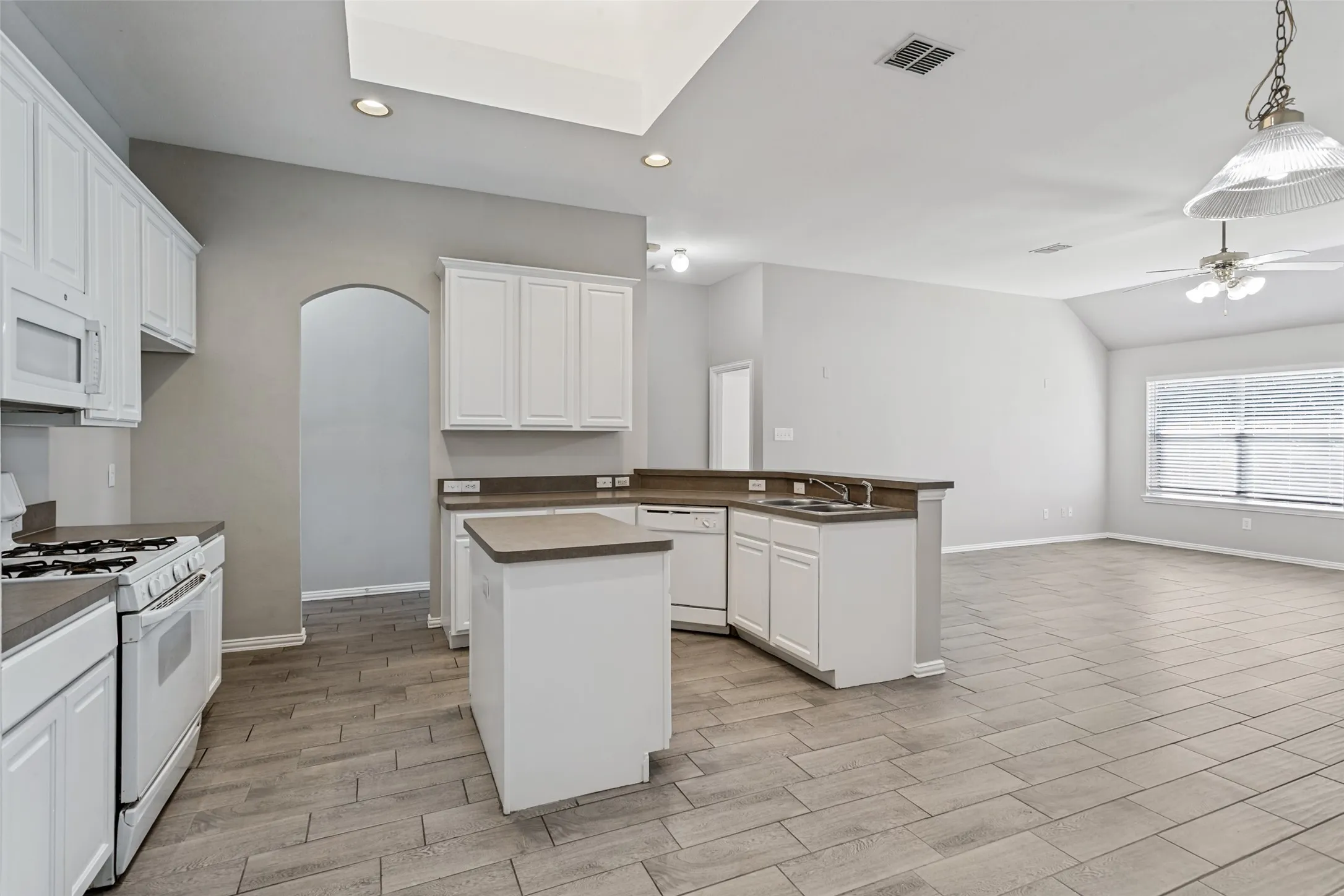 Single Family Residence For Sale in Denton County , 1610 Redwood Drive, Corinth, Texas 76210, 3 Bedroom, 2 Bathroom, 2 Garage spaces, 1,983 Sqft, built in 1999, mls#21392702, Real Estate Agent in Corinth, Homes For Sale in Denton county, Homes For Sale in Corinth, Realtor in Corinth Texas, Real Estate Brokerage Independent Realty Texas, Luminita Cordes Realtor