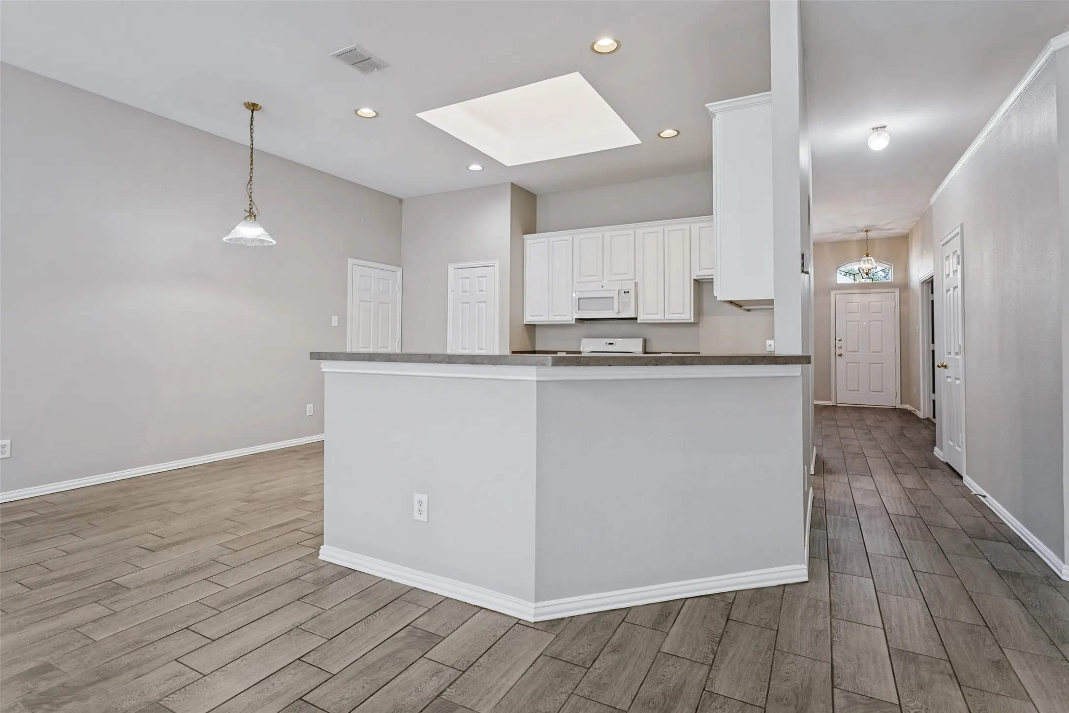 Single Family Residence For Sale in Denton County , 1610 Redwood Drive, Corinth, Texas 76210, 3 Bedroom, 2 Bathroom, 2 Garage spaces, 1,983 Sqft, built in 1999, mls#21392702, Real Estate Agent in Corinth, Homes For Sale in Denton county, Homes For Sale in Corinth, Realtor in Corinth Texas, Real Estate Brokerage Independent Realty Texas, Luminita Cordes Realtor