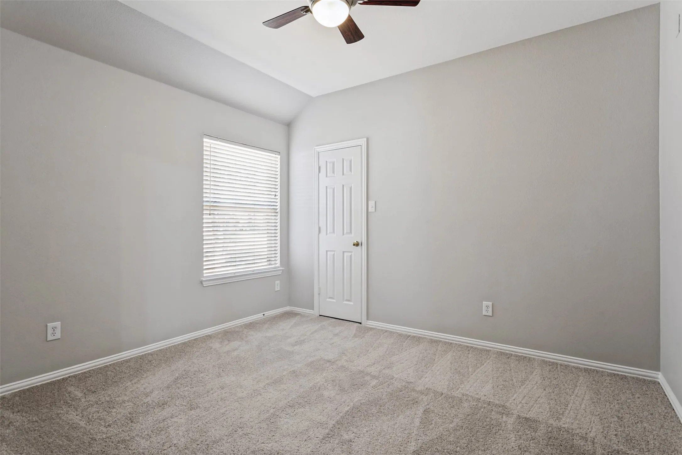 Single Family Residence For Sale in Denton County , 1610 Redwood Drive, Corinth, Texas 76210, 3 Bedroom, 2 Bathroom, 2 Garage spaces, 1,983 Sqft, built in 1999, mls#21392702, Real Estate Agent in Corinth, Homes For Sale in Denton county, Homes For Sale in Corinth, Realtor in Corinth Texas, Real Estate Brokerage Independent Realty Texas, Luminita Cordes Realtor