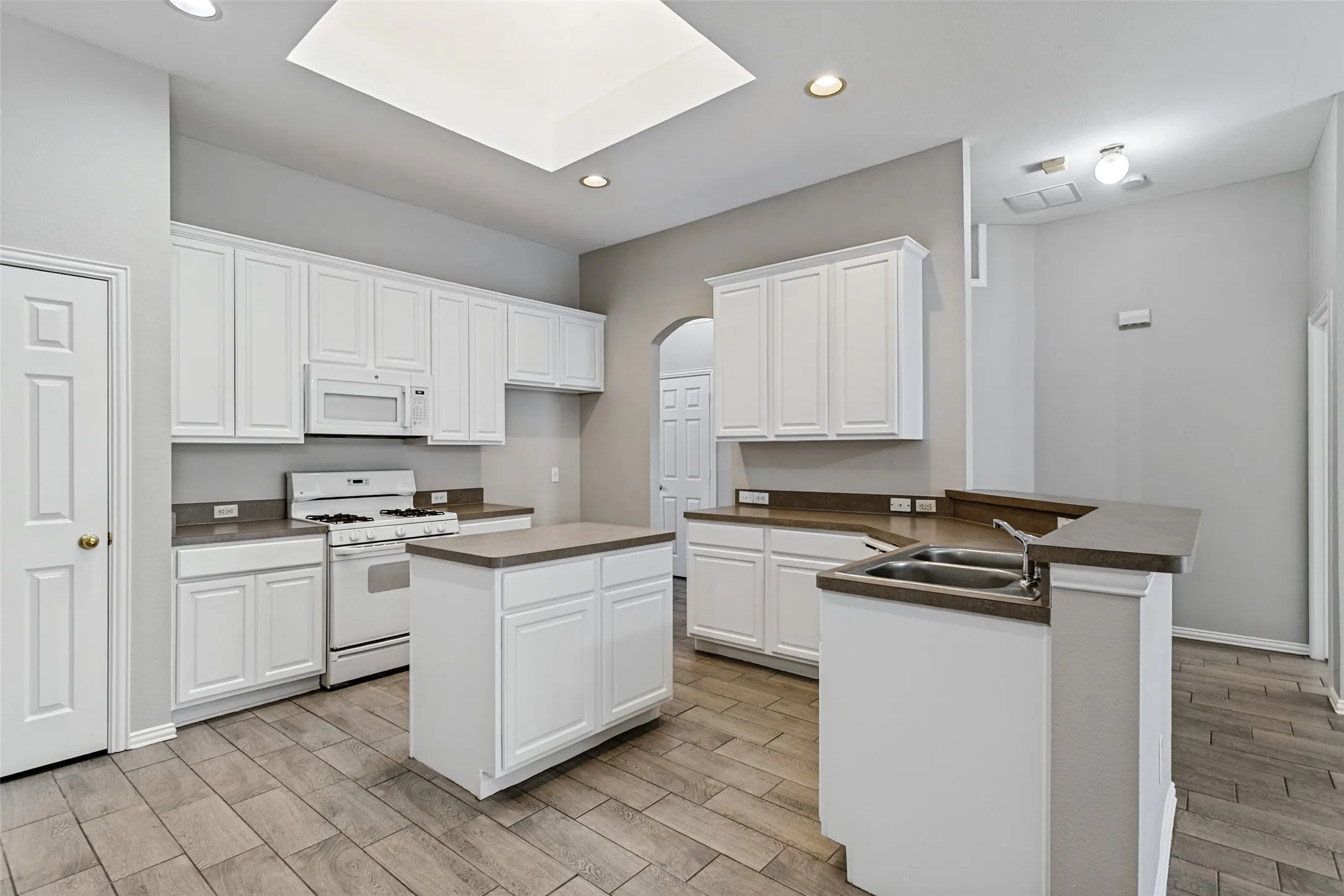 Single Family Residence For Sale in Denton County , 1610 Redwood Drive, Corinth, Texas 76210, 3 Bedroom, 2 Bathroom, 2 Garage spaces, 1,983 Sqft, built in 1999, mls#21392702, Real Estate Agent in Corinth, Homes For Sale in Denton county, Homes For Sale in Corinth, Realtor in Corinth Texas, Real Estate Brokerage Independent Realty Texas, Luminita Cordes Realtor